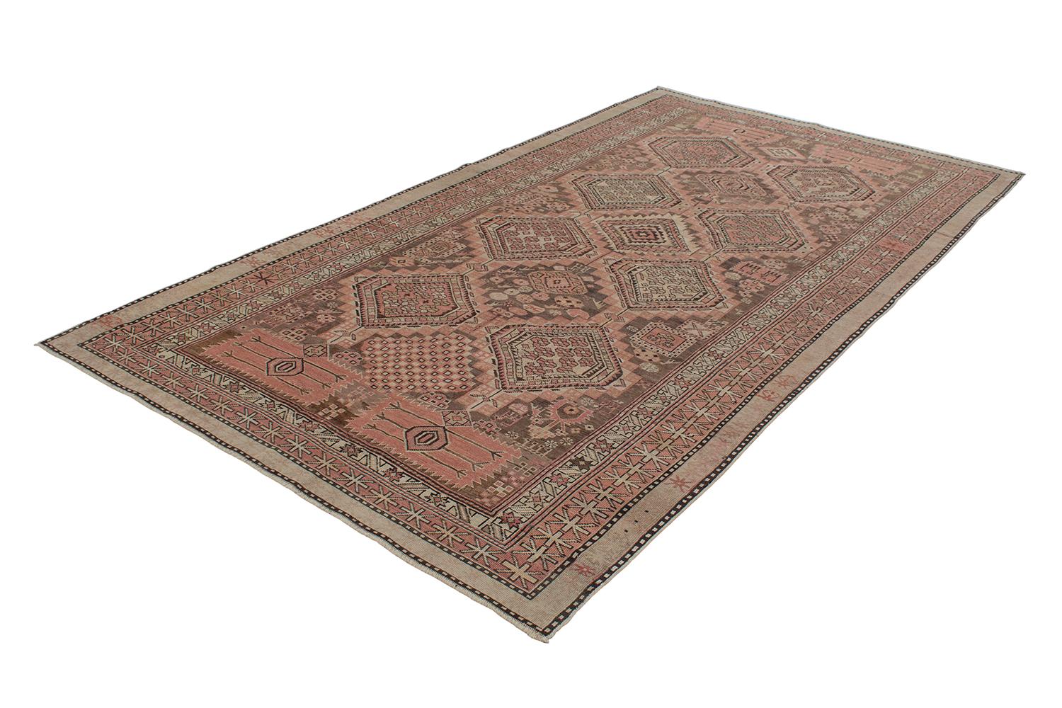 Noué à la main Tapis tribal caucasien ancien Shirvan en brun clair et couleur rouille corail en vente