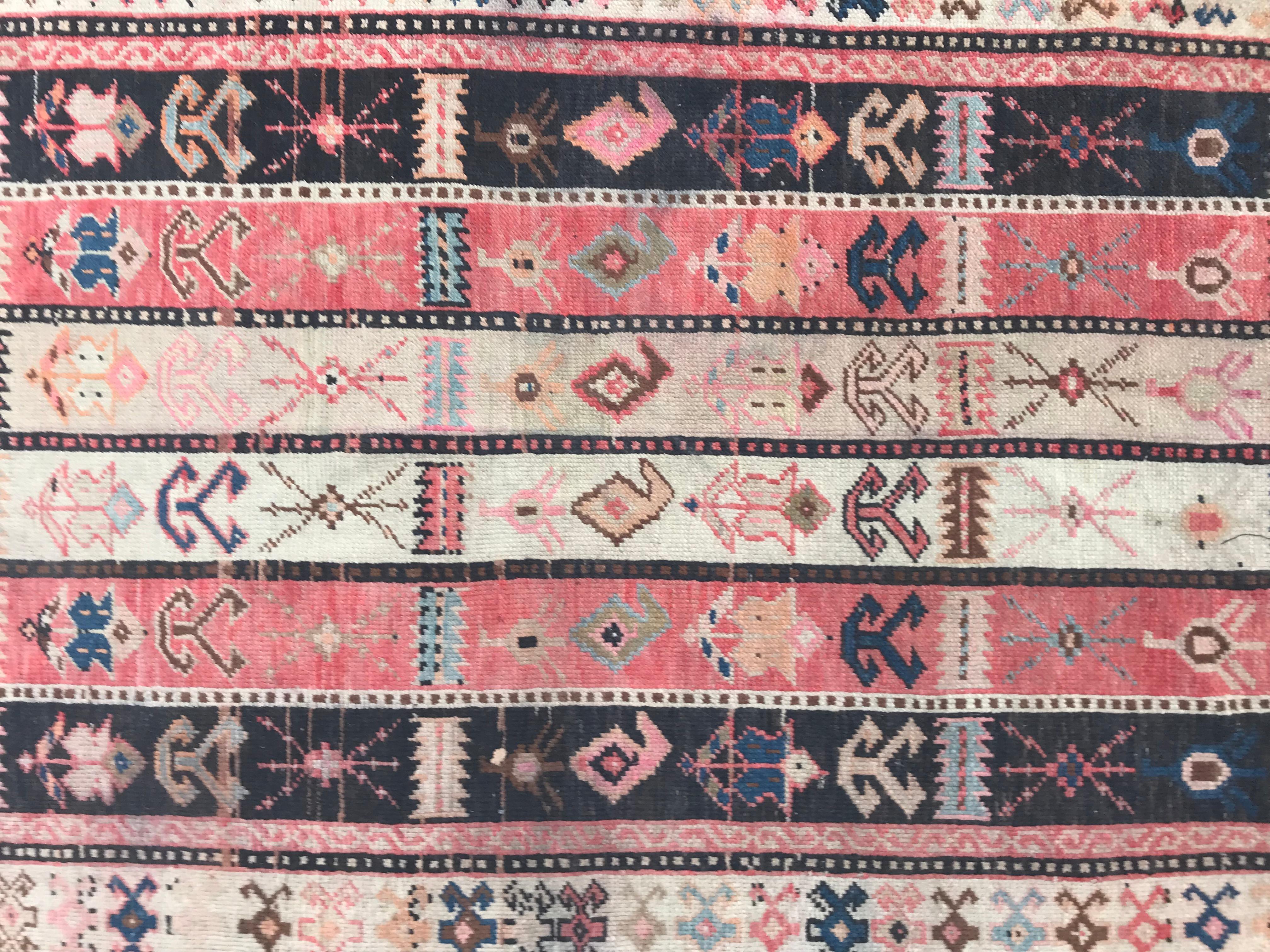 Beautiful late 19th century Caucasian Shirwan Karabagh rug, with beautiful geometrical design and nice colors with pink, orange and black, entirely hand knotted with wool velvet on wool foundation.

✨✨✨
