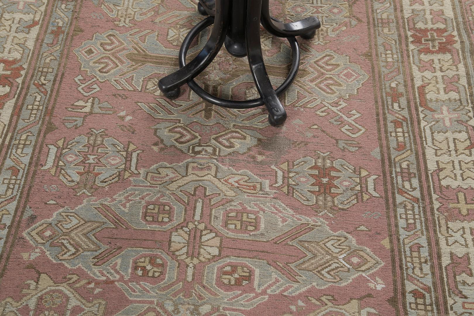 Antiker kaukasischer Soumak-Teppich von Mehraban Teppiche im Zustand „Relativ gut“ im Angebot in WEST HOLLYWOOD, CA