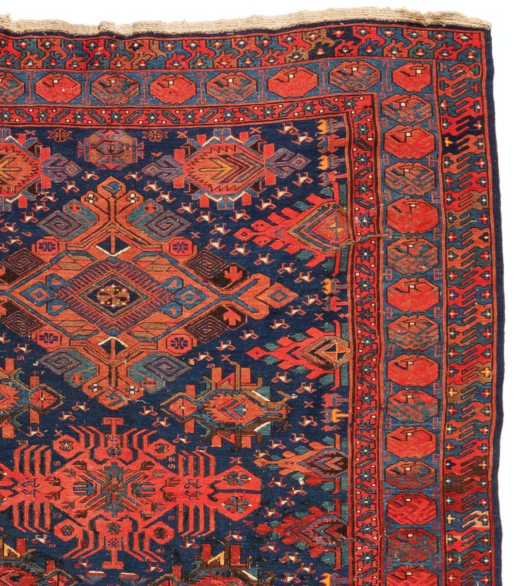 Antiker roter und marineblauer geometrischer kaukasischer Soumak-Teppich mit Stammesmotiven (Sumak) im Angebot