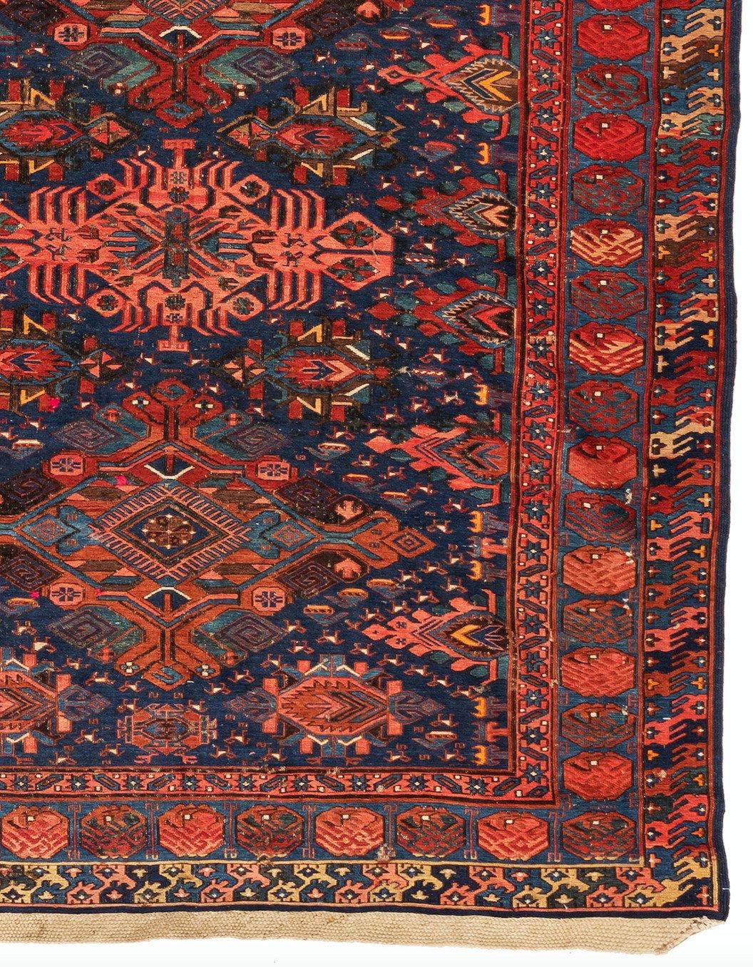 Antiker roter und marineblauer geometrischer kaukasischer Soumak-Teppich mit Stammesmotiven (Kaukasisch) im Angebot