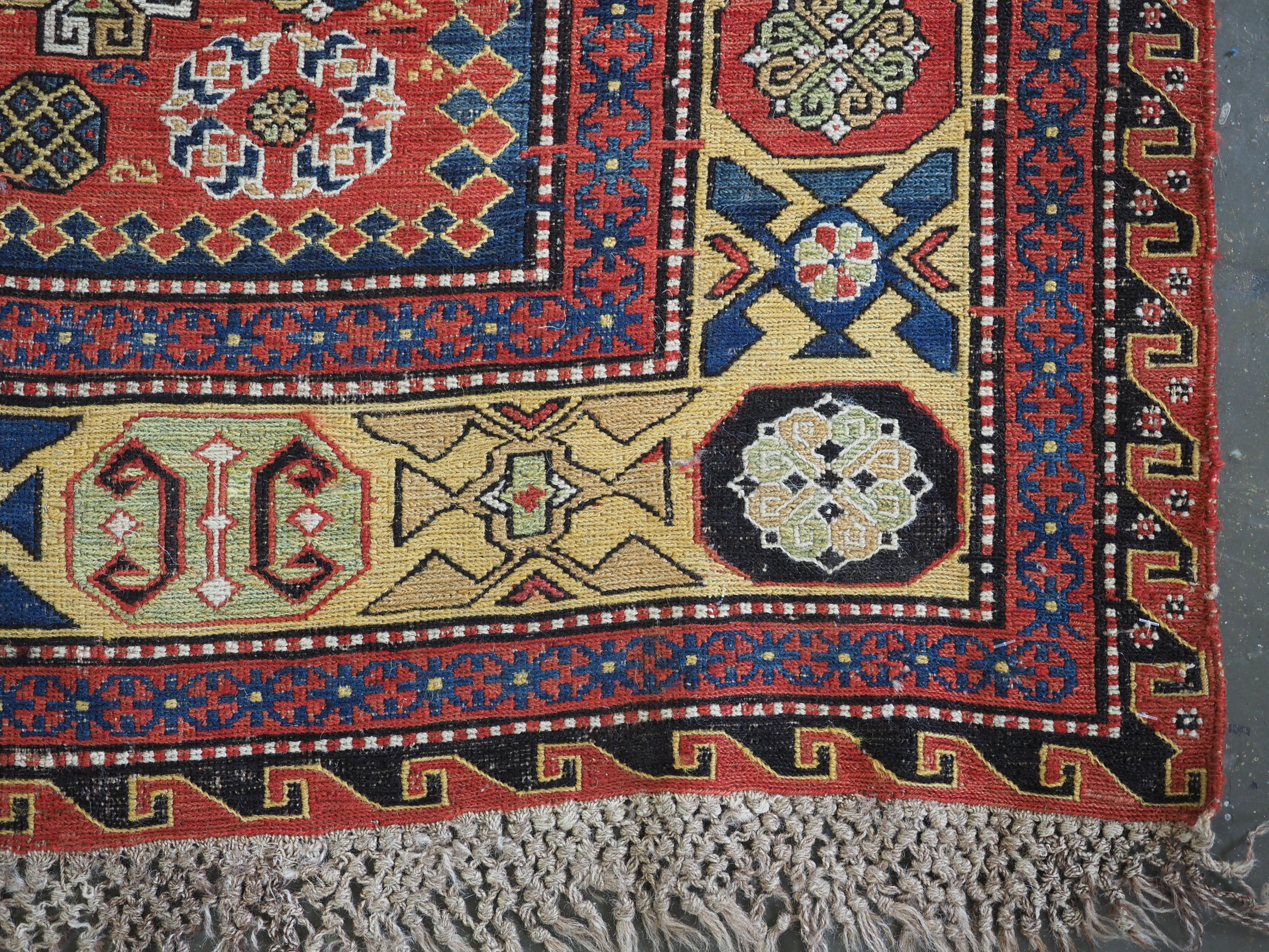 Antiker kaukasischer Soumak-Teppich mit drei Medaillonmustern, 1870 oder früher im Angebot 9