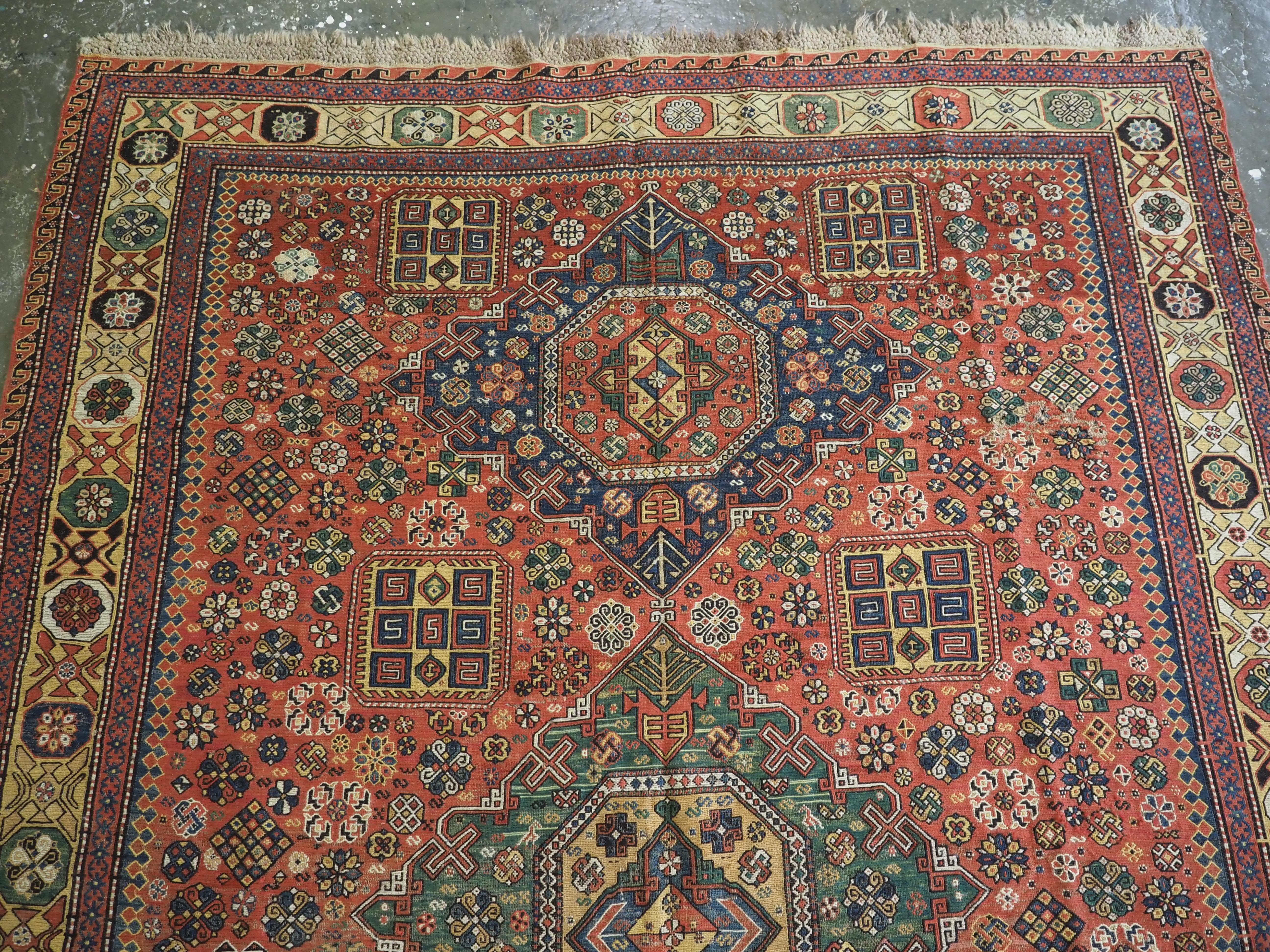 Antiker kaukasischer Soumak-Teppich mit drei Medaillonmustern, 1870 oder früher (Asiatisch) im Angebot