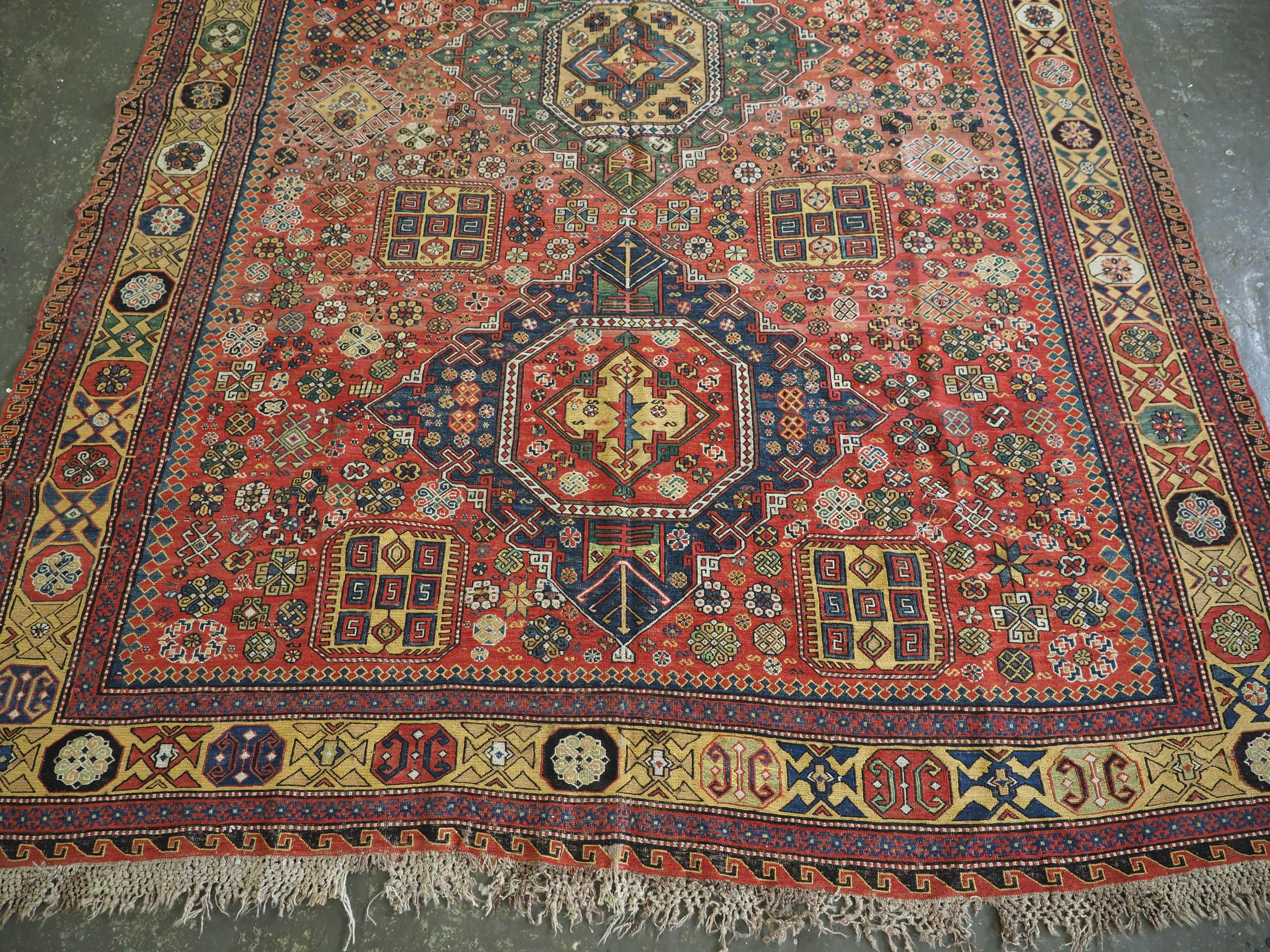 Antiker kaukasischer Soumak-Teppich mit drei Medaillonmustern, 1870 oder früher (Spätes 19. Jahrhundert) im Angebot