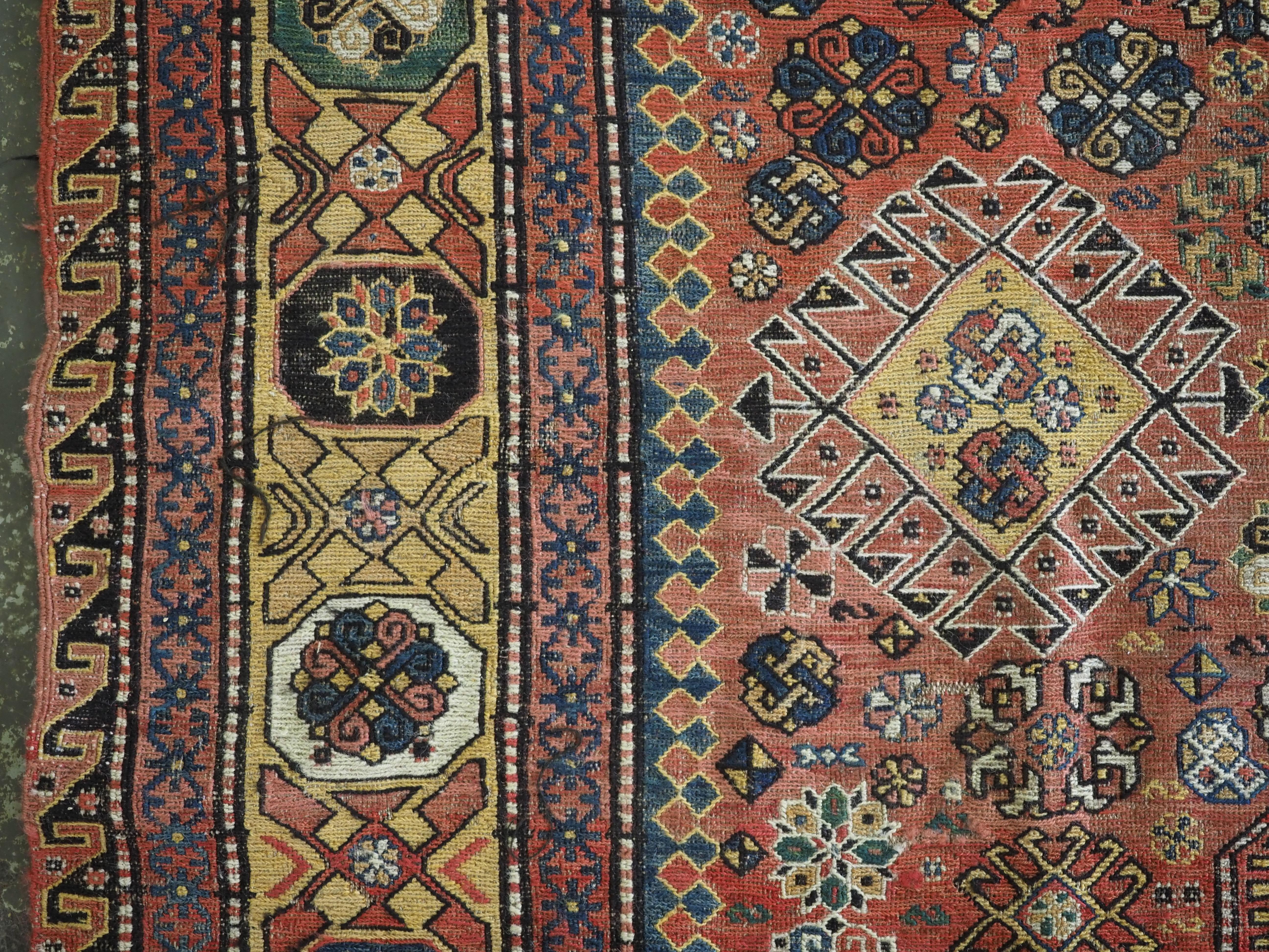 Antiker kaukasischer Soumak-Teppich mit drei Medaillonmustern, 1870 oder früher im Angebot 1