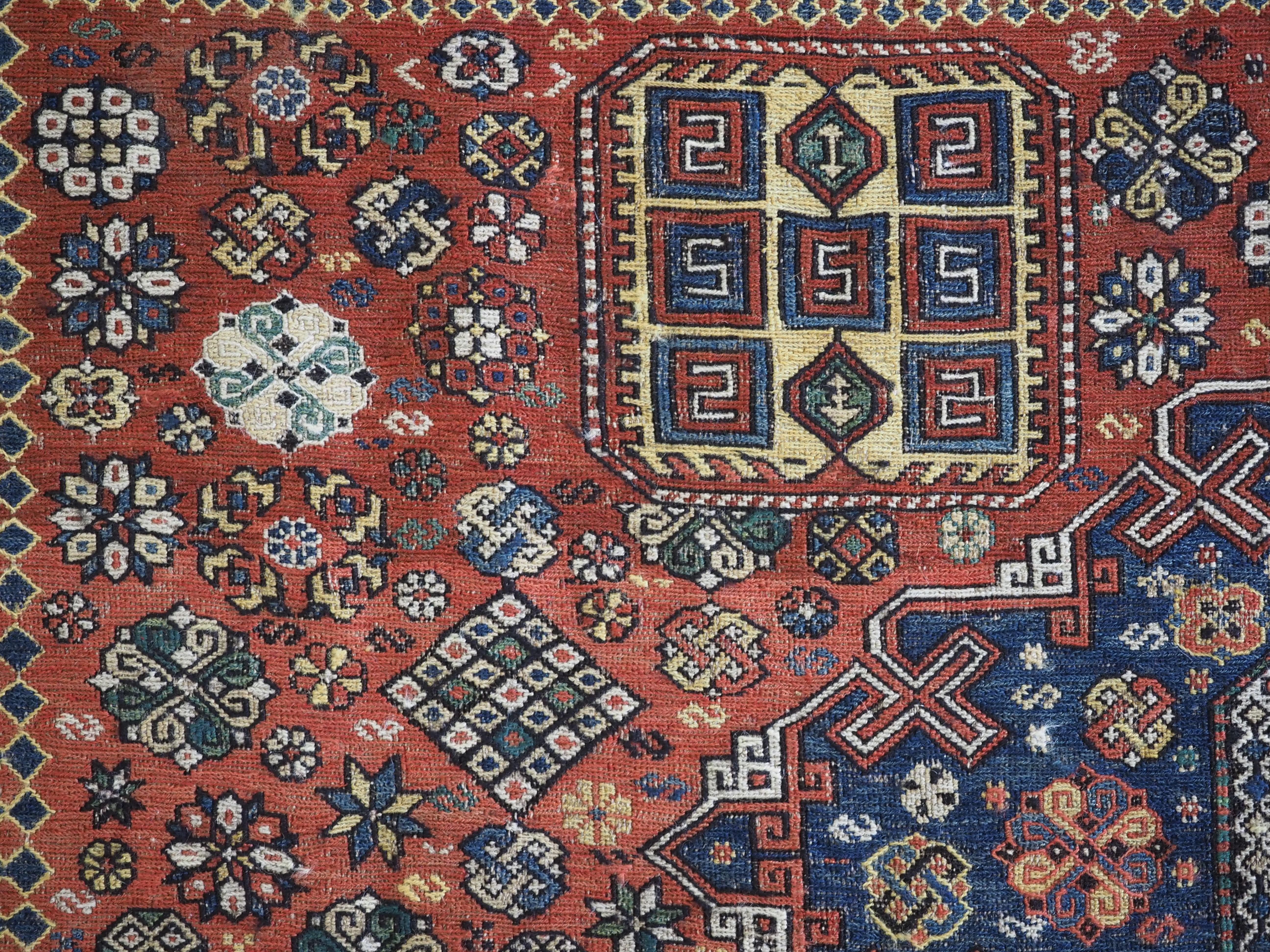 Tapis soumak caucasien ancien à trois médaillons, 1870 ou antérieur en vente 2