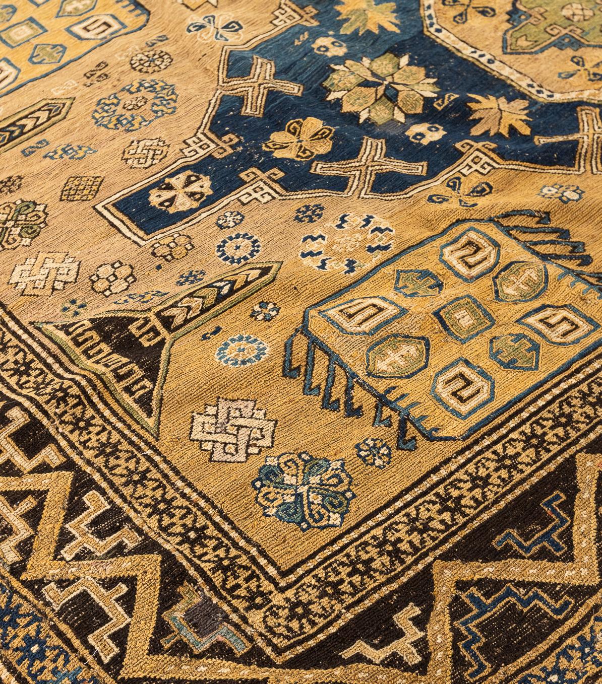 Rare tapis Soumak - Un joyau géométrique des montagnes du Caucase

Rehaussez votre décoration intérieure avec ce rare et magnifique tapis Soumak, tissé à la main dans les montagnes du Caucase. Le point Soumak unique, une technique de tissage à plat,