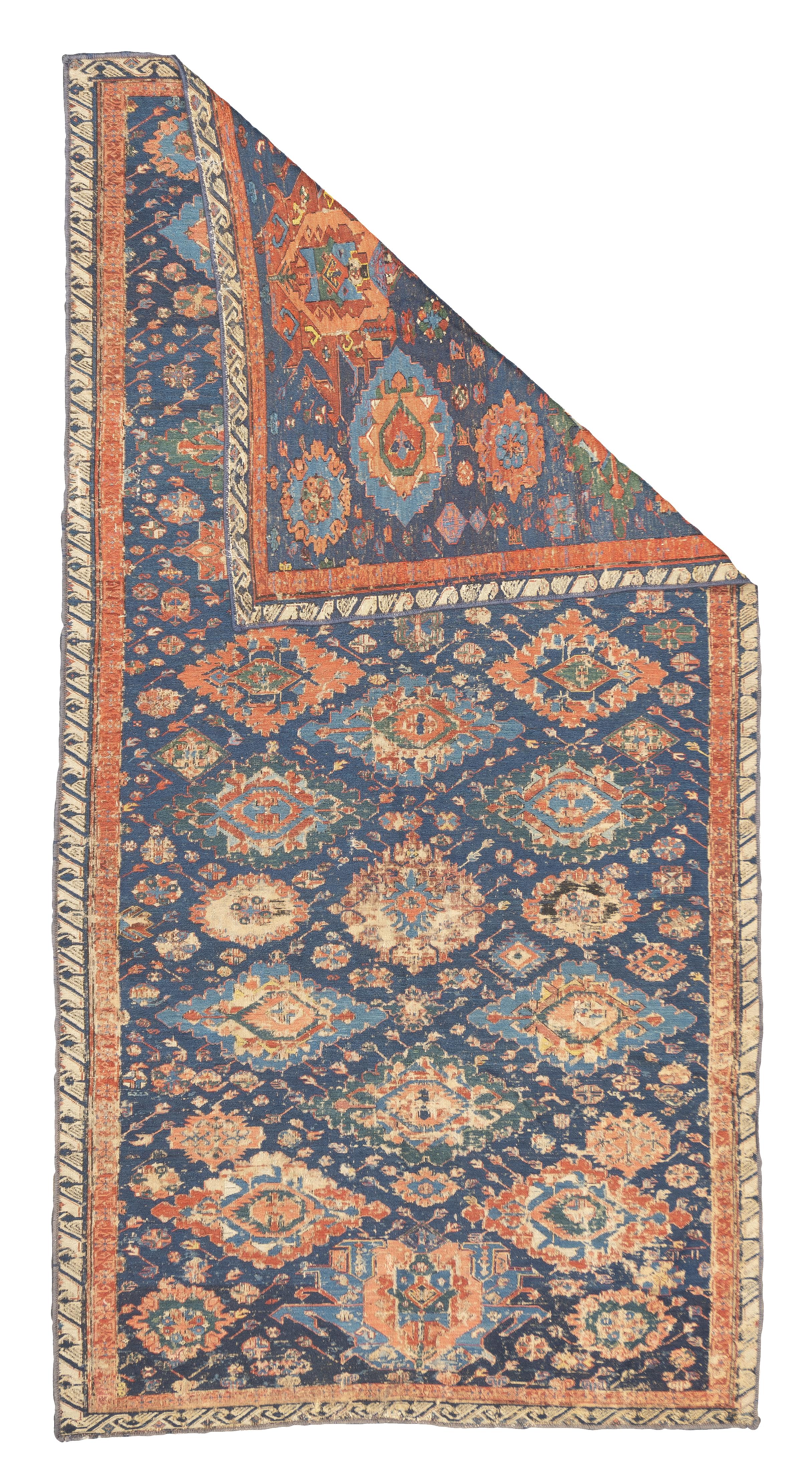 Antiker kaukasischer Sumak-Teppich 4'3'' x 8'3''. Eher eine Technik als eine bestimmte Art, bei der die Kettfäden mit farbigen Schussfäden umwickelt werden, um ein Muster zu erzeugen. Kaukasische, türkische, persische und andere Typen. Ergibt einen