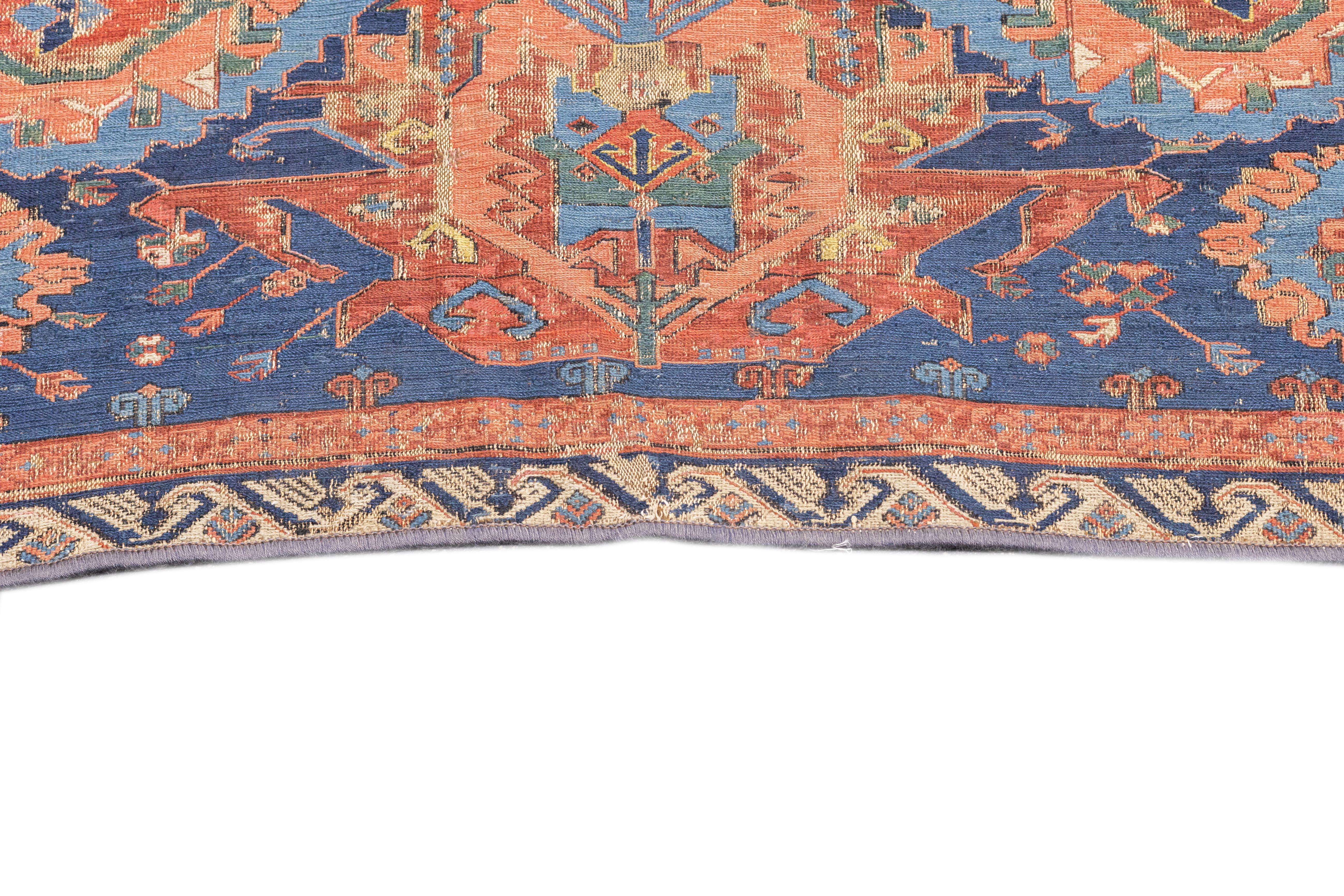 Antiker kaukasischer Sumak-Teppich 4'3'' x 8'3'' (Handgeknüpft) im Angebot