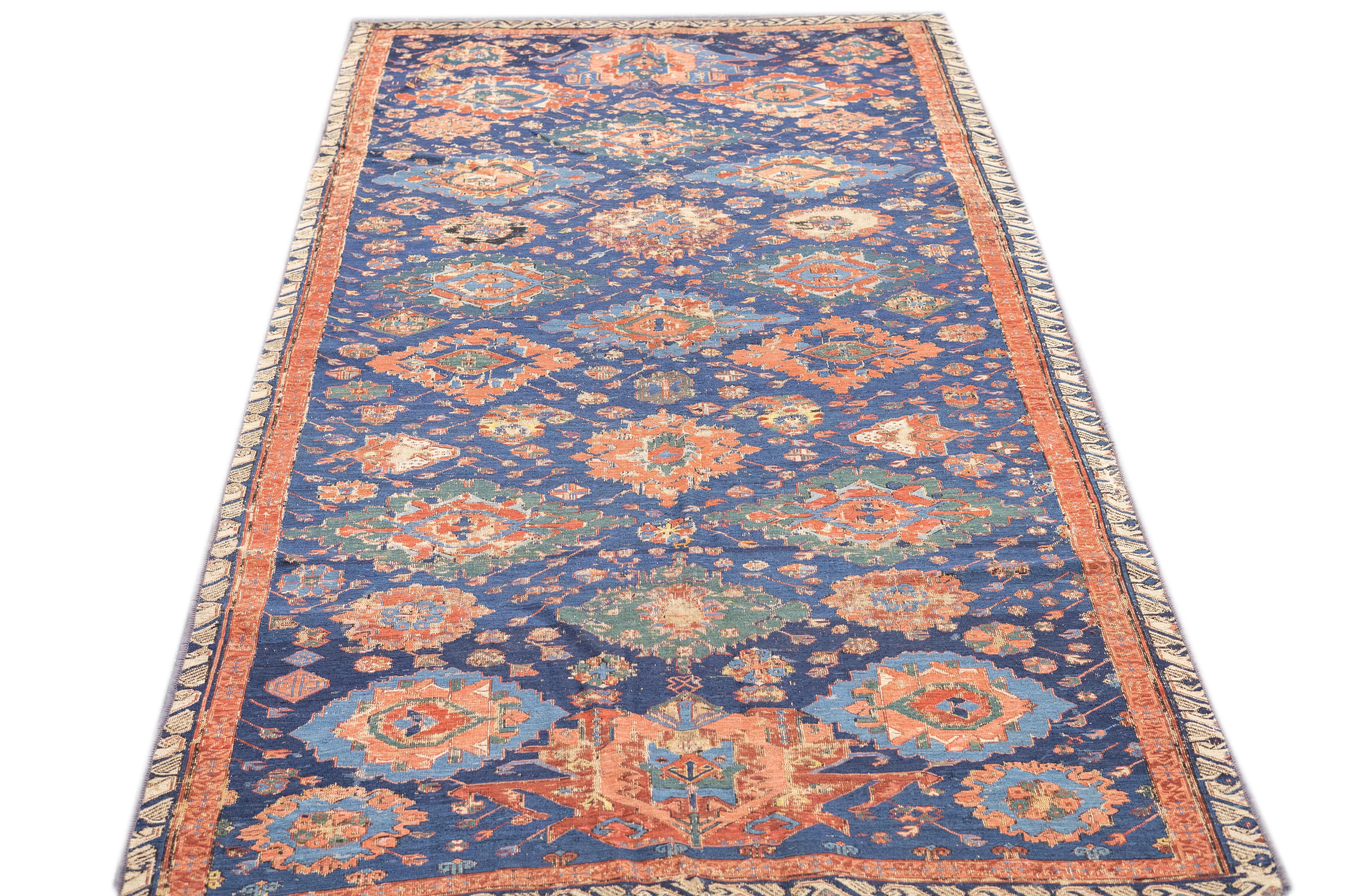 Antiker kaukasischer Sumak-Teppich 4'3'' x 8'3'' im Angebot 1