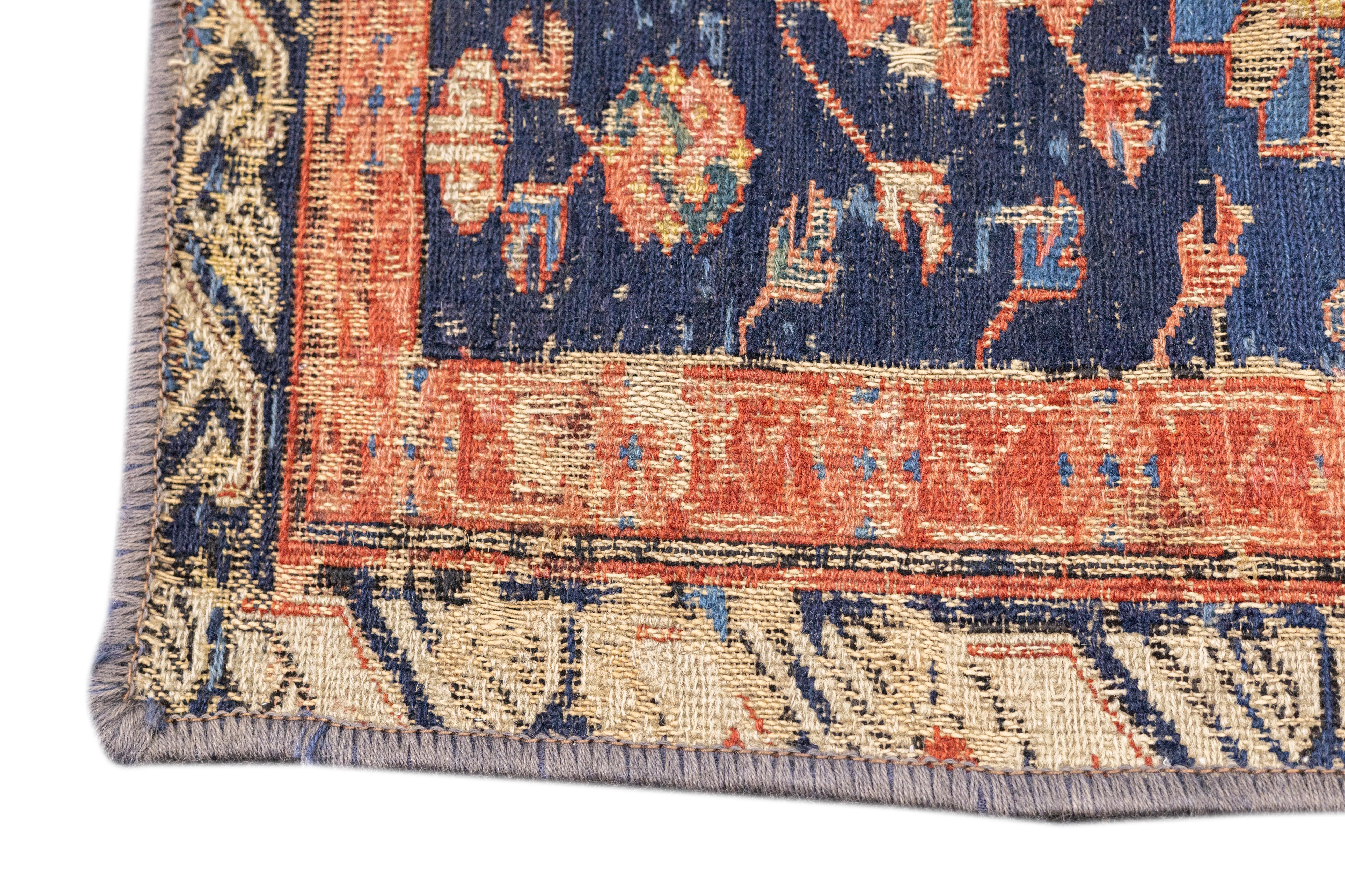 Antiker kaukasischer Sumak-Teppich 4'3'' x 8'3'' (19. Jahrhundert) im Angebot