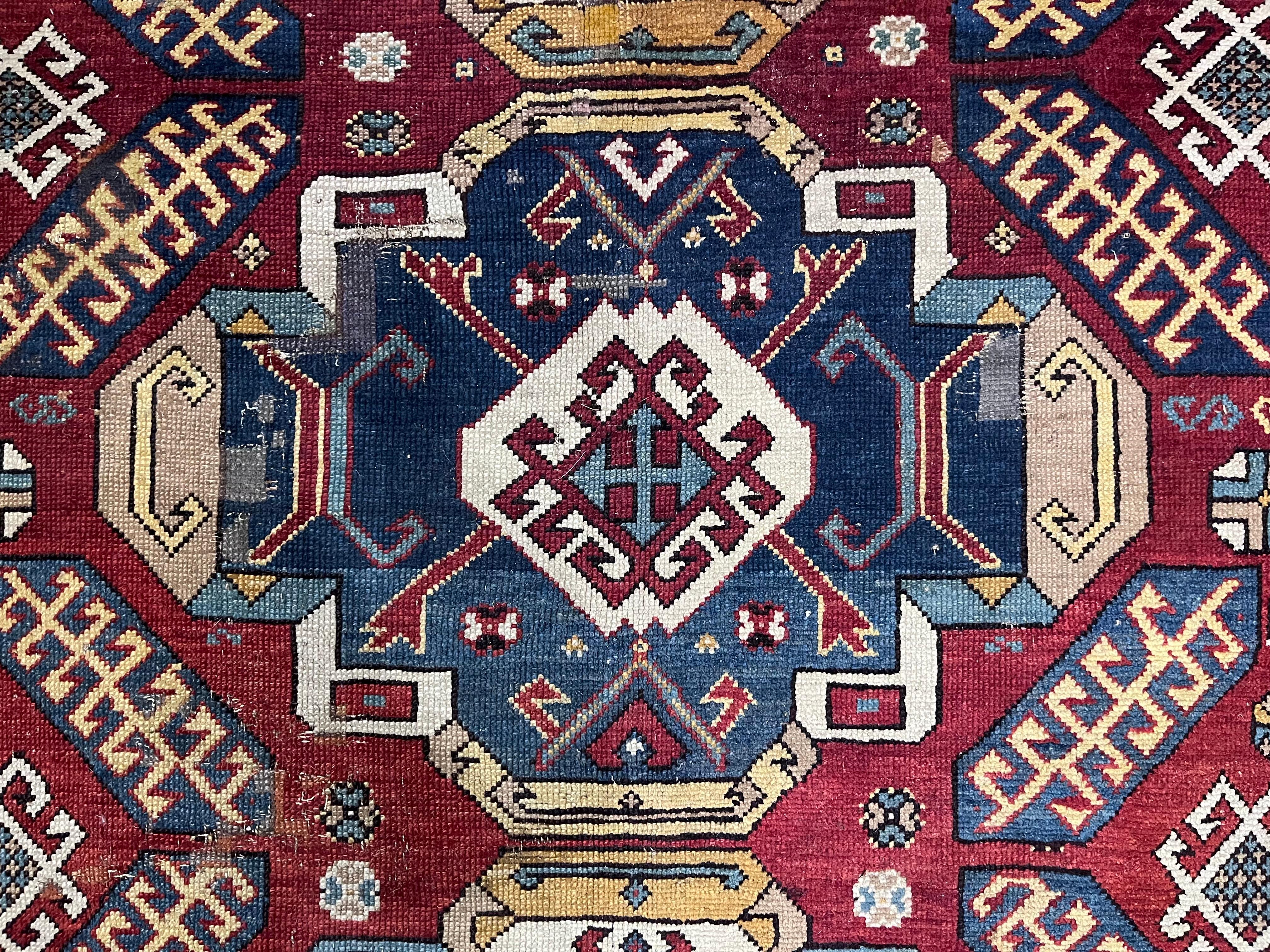 Antiker kaukasischer Sumak-Teppich 5'8 x 9'10 im Zustand „Gut“ im Angebot in New York, NY