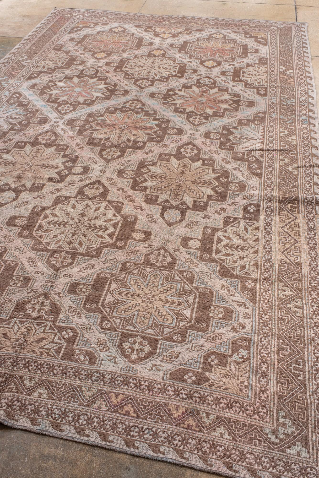 Persiano Antico tappeto Sumak caucasico con medaglioni a stella nei toni della terra in vendita