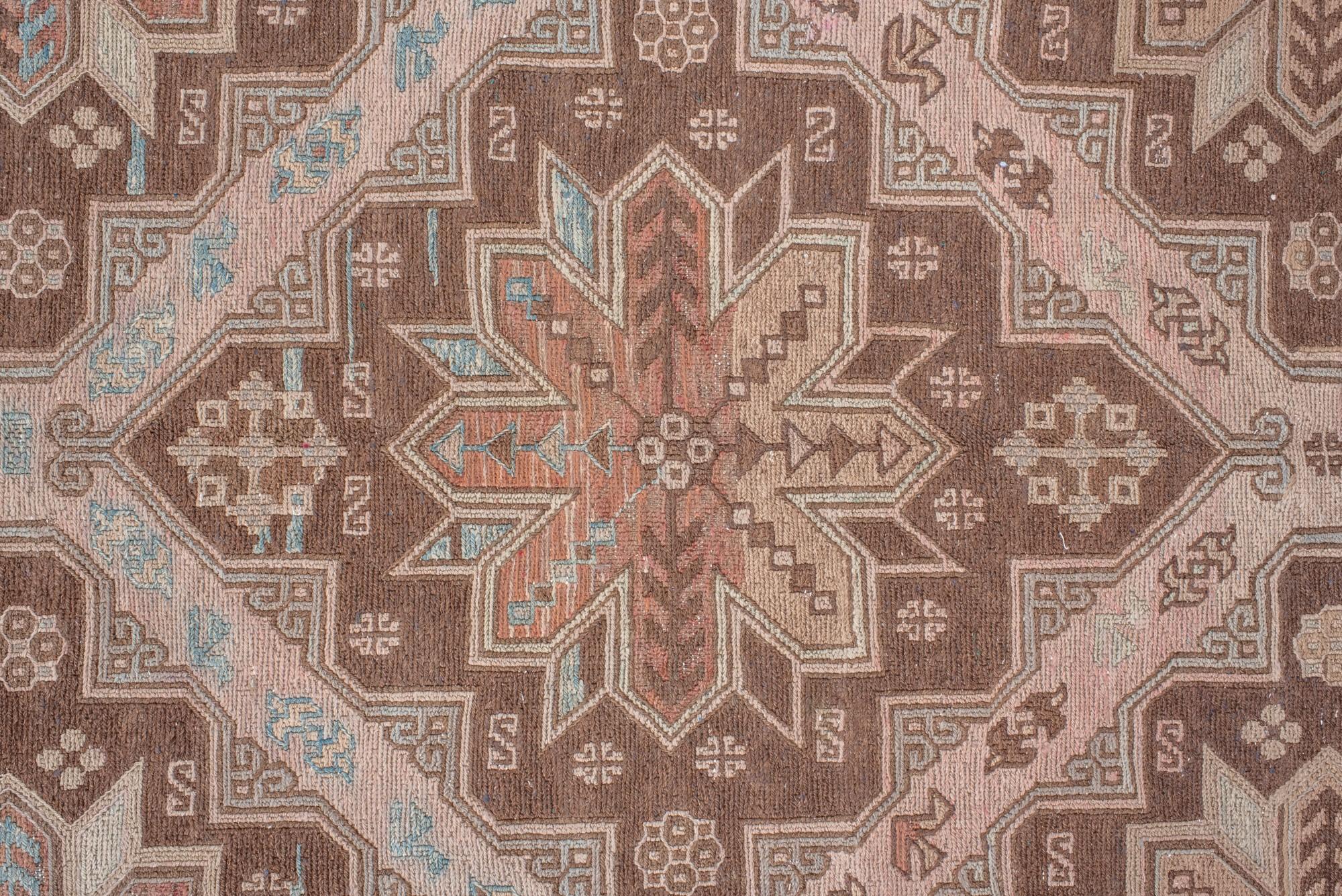 Tessuto a mano Antico tappeto Sumak caucasico con medaglioni a stella nei toni della terra in vendita