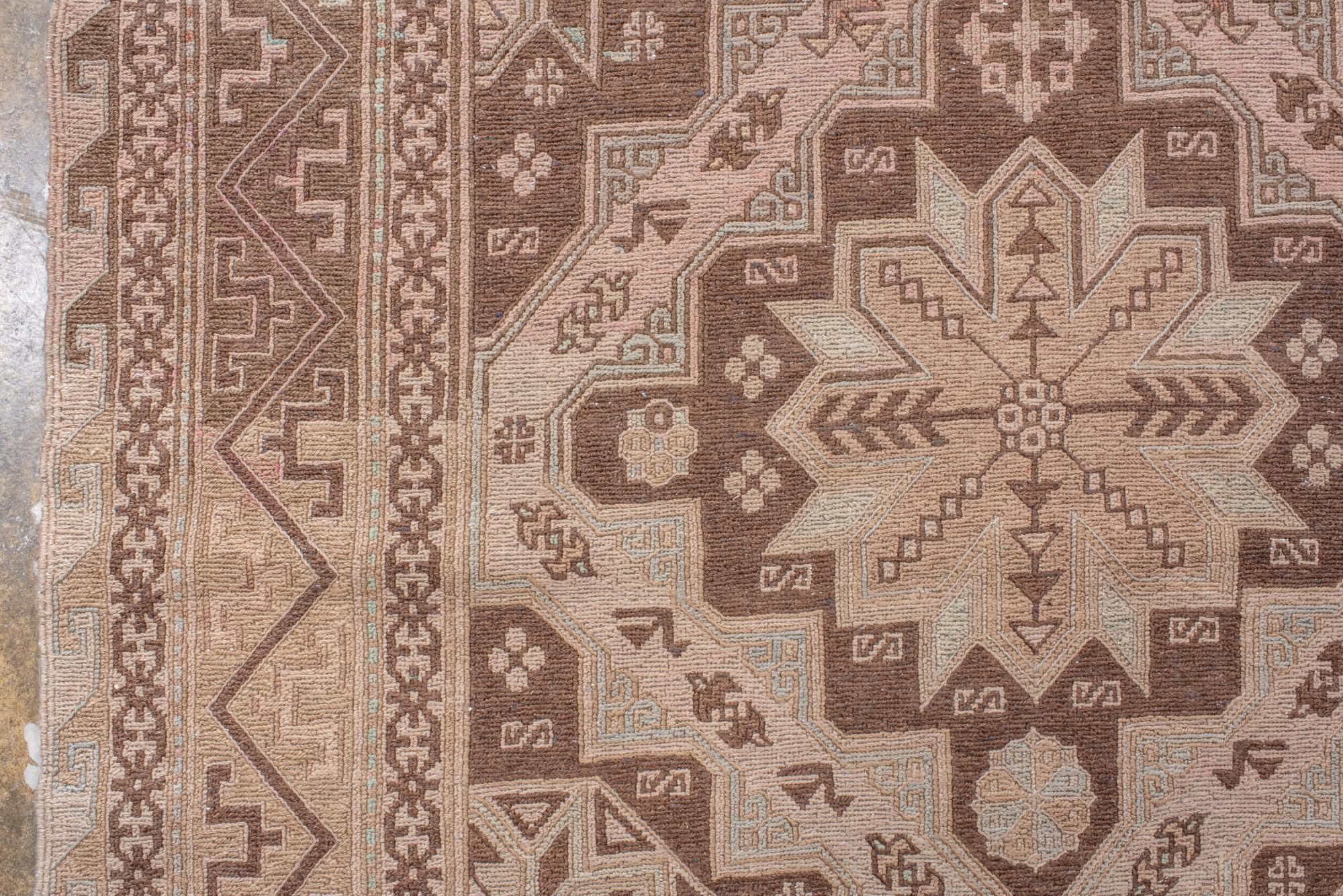 Antico tappeto Sumak caucasico con medaglioni a stella nei toni della terra In condizioni buone in vendita a New York, NY