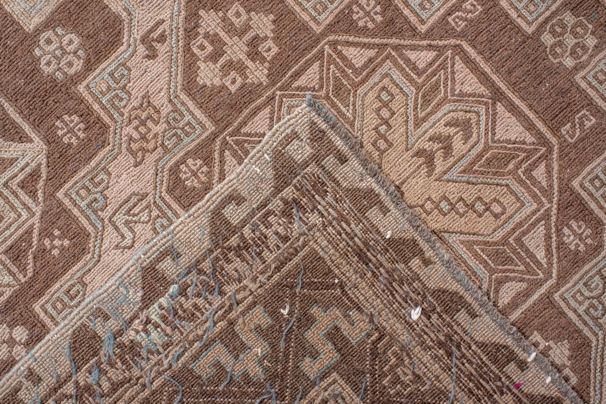 XX secolo Antico tappeto Sumak caucasico con medaglioni a stella nei toni della terra in vendita