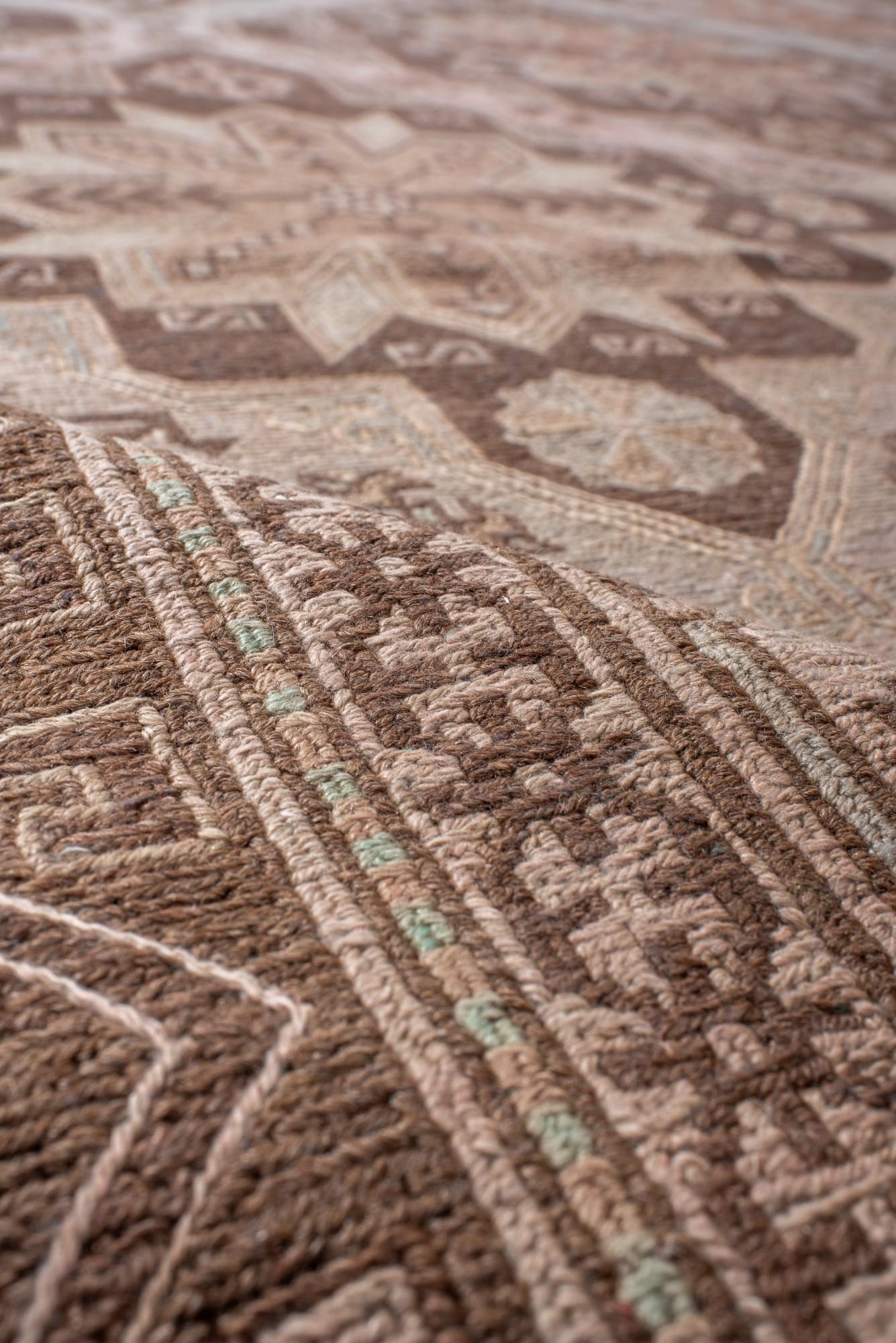 Lana Antico tappeto Sumak caucasico con medaglioni a stella nei toni della terra in vendita