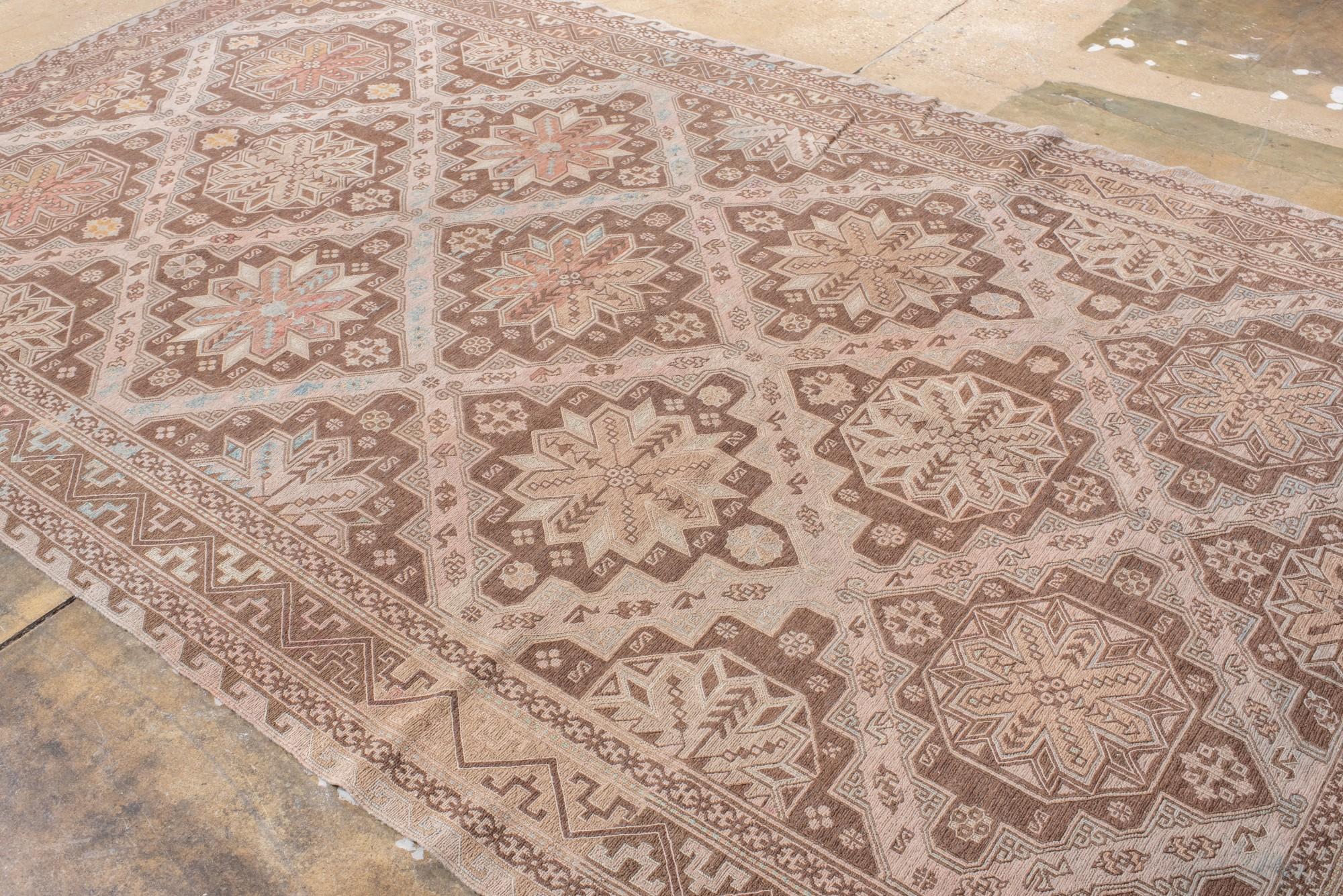 Antico tappeto Sumak caucasico con medaglioni a stella nei toni della terra in vendita 1