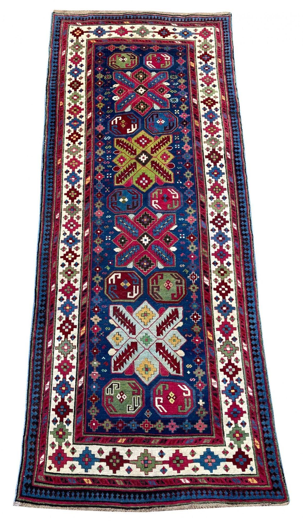 Exceptionnel chemin de table caucasien, tissé à la main dans la région de Talish en Azerbaïdjan vers 1900, avec un motif géométrique sur un fond indigo et une bordure ivoire. Un tapis de grande collection avec une qualité de laine fabuleuse et des