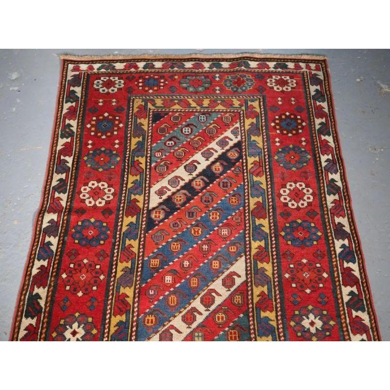 Antiker kaukasischer langer kaukasischer Talish-Teppich mit diagonalen Streifenmuster, um 1890 (Kaukasisch) im Angebot
