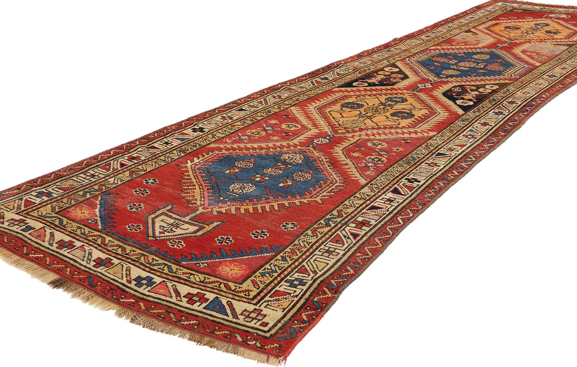 72401 Antique Caucasian Tribal Shirvan Rug Runner, 03'01 x 11'08. Les tapis caucasiens Shirvan sont des tapis traditionnels originaires de la région de Shirvan, dans les montagnes du Caucase, caractérisés par des couleurs vives, des motifs