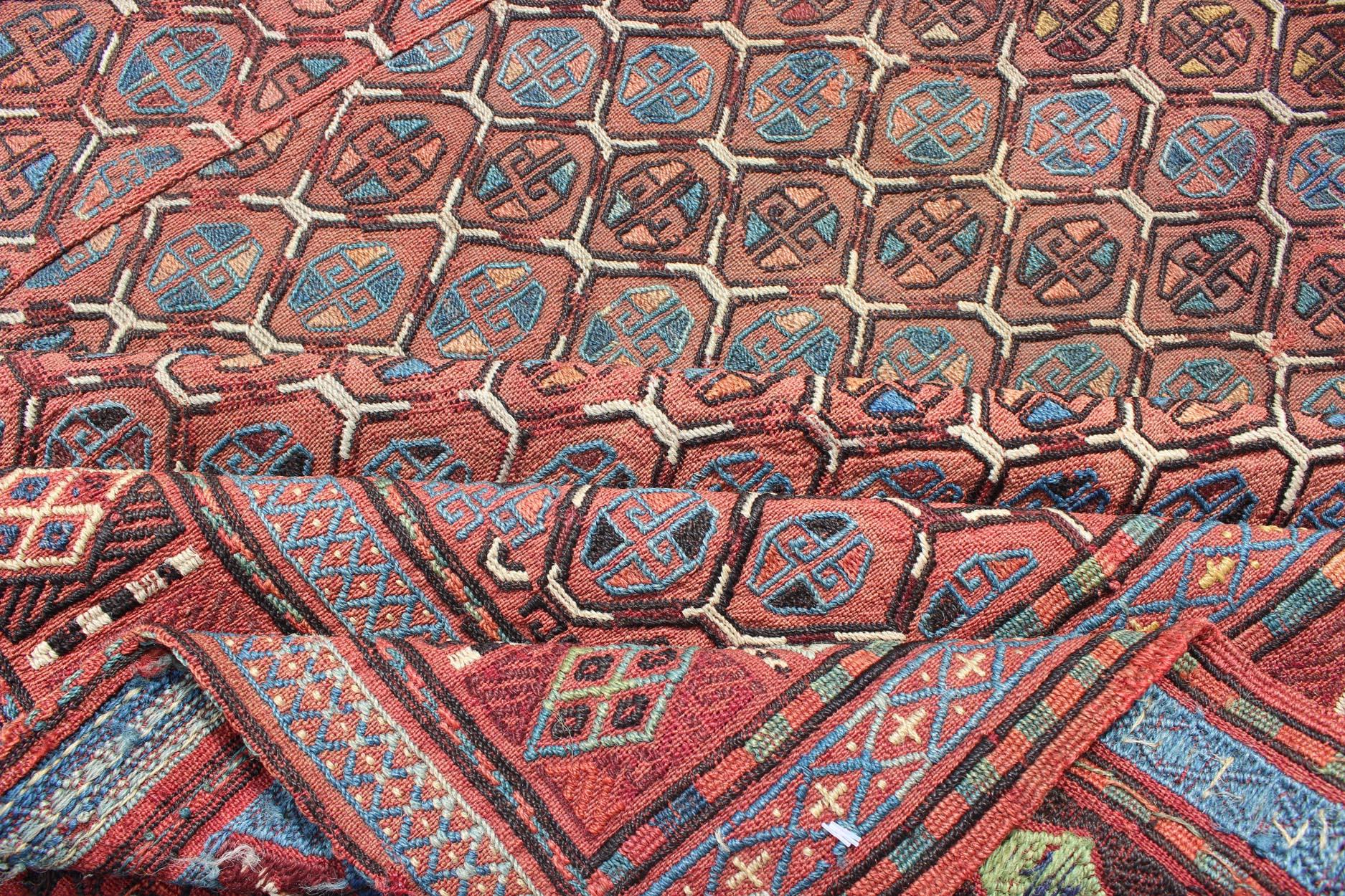 Noué à la main Tapis caucasien ancien Verneh / Zilleh à motifs géométriques multicolores en vente