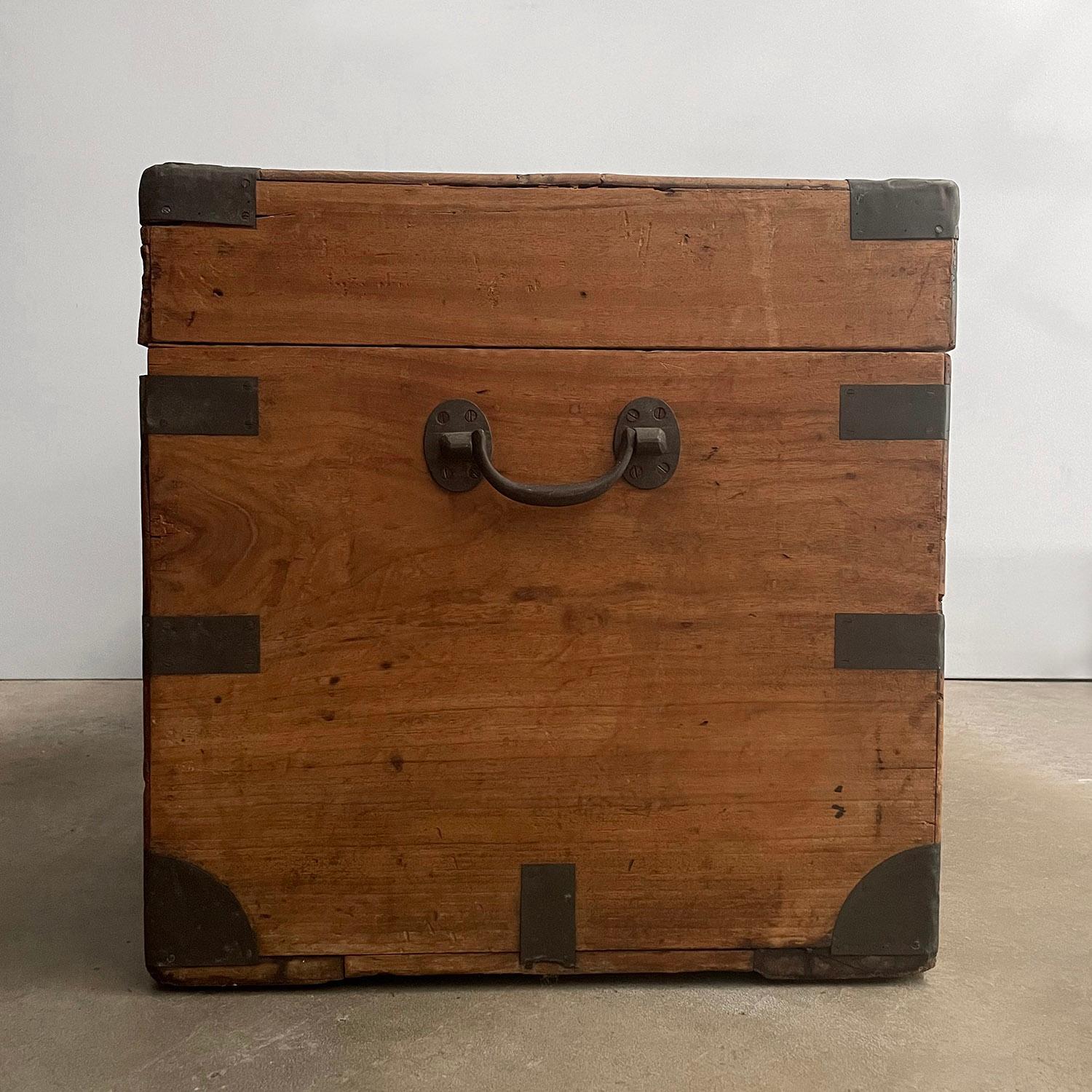 Antique Cedar Wood Storage Bench Chest For Sale 22