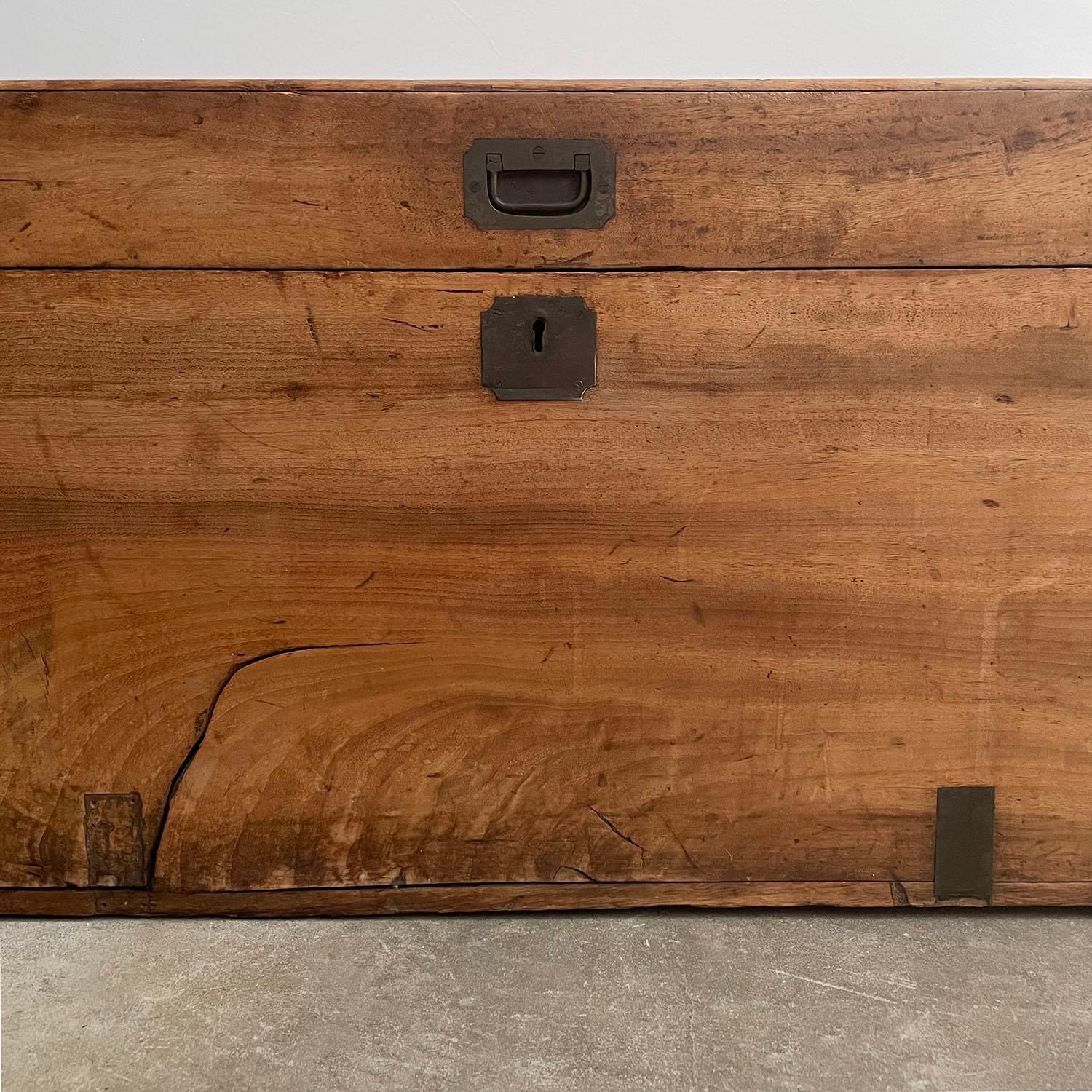 Antique Cedar Wood Storage Bench Chest In Good Condition For Sale In Los Angeles, CA
