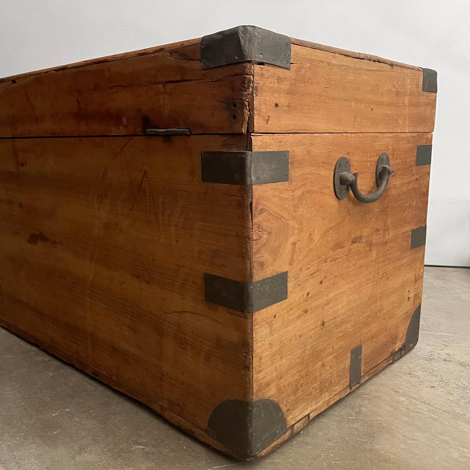 Antique Cedar Wood Storage Bench Chest For Sale 4