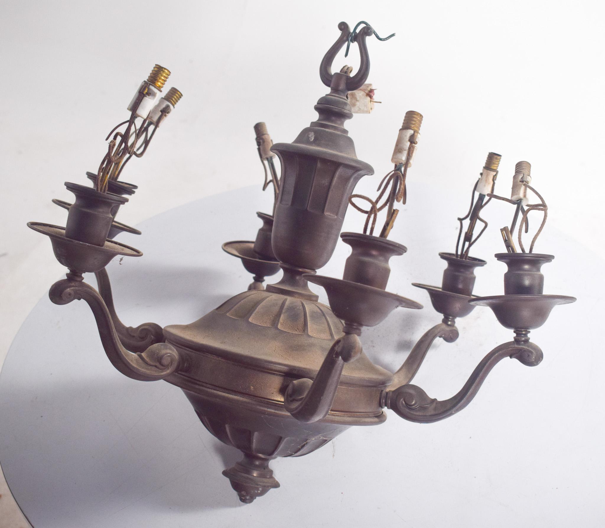 Lampada da soffitto con sei bracci, realizzata in metallo. Antico, realizzato per l'illuminazione di interni, soggiorni o salotti. Ha una struttura robusta e decorata con un corpo centrale arrotondato e dettagli decorativi intagliati.
Dalla