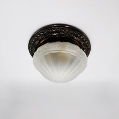 Antike Deckenleuchte · Opalglas und Metallguss, um 1930