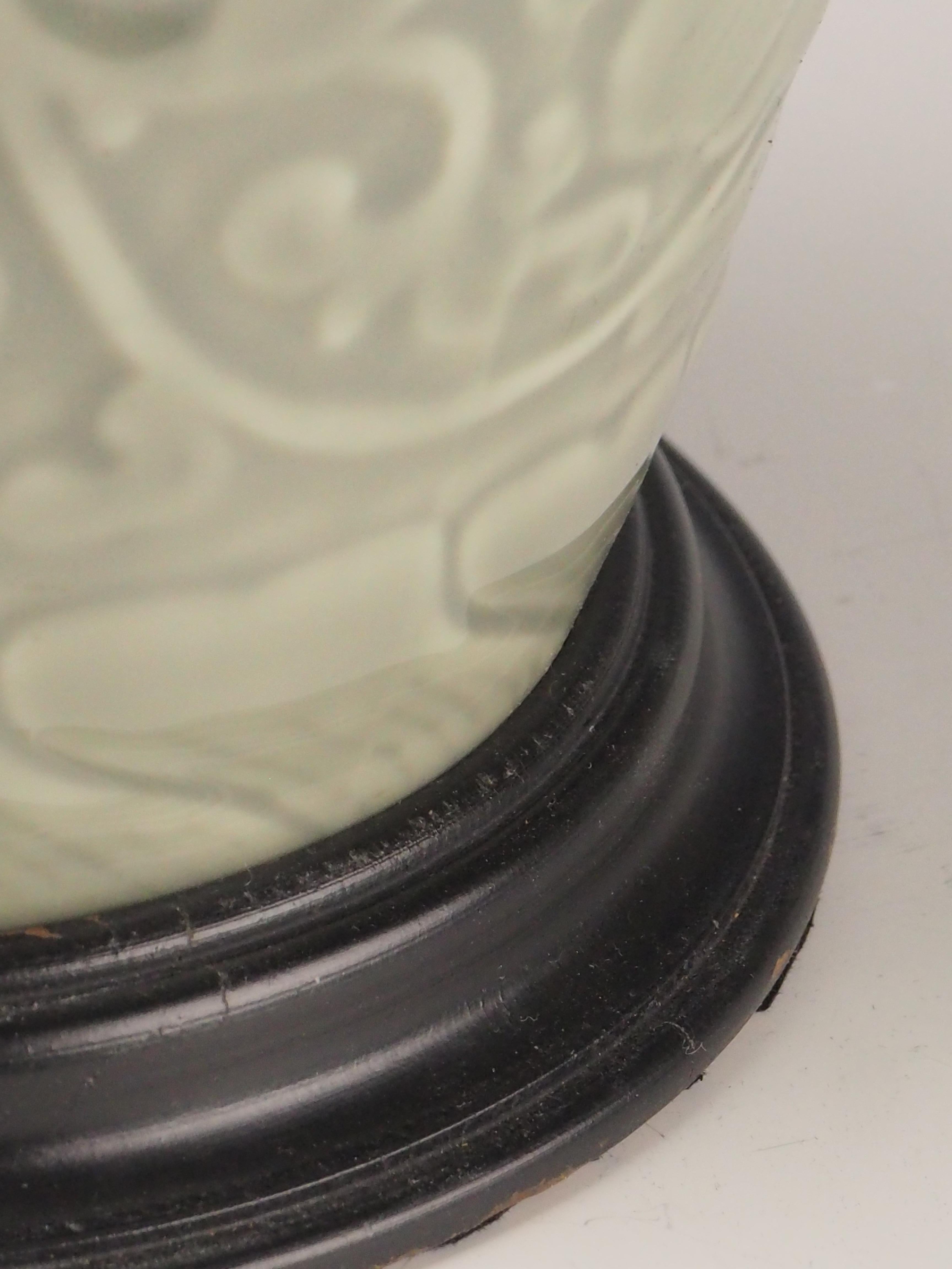 Antike Tischlampe aus Celadon-Porzellan - Elegance in Lighting im Angebot 5