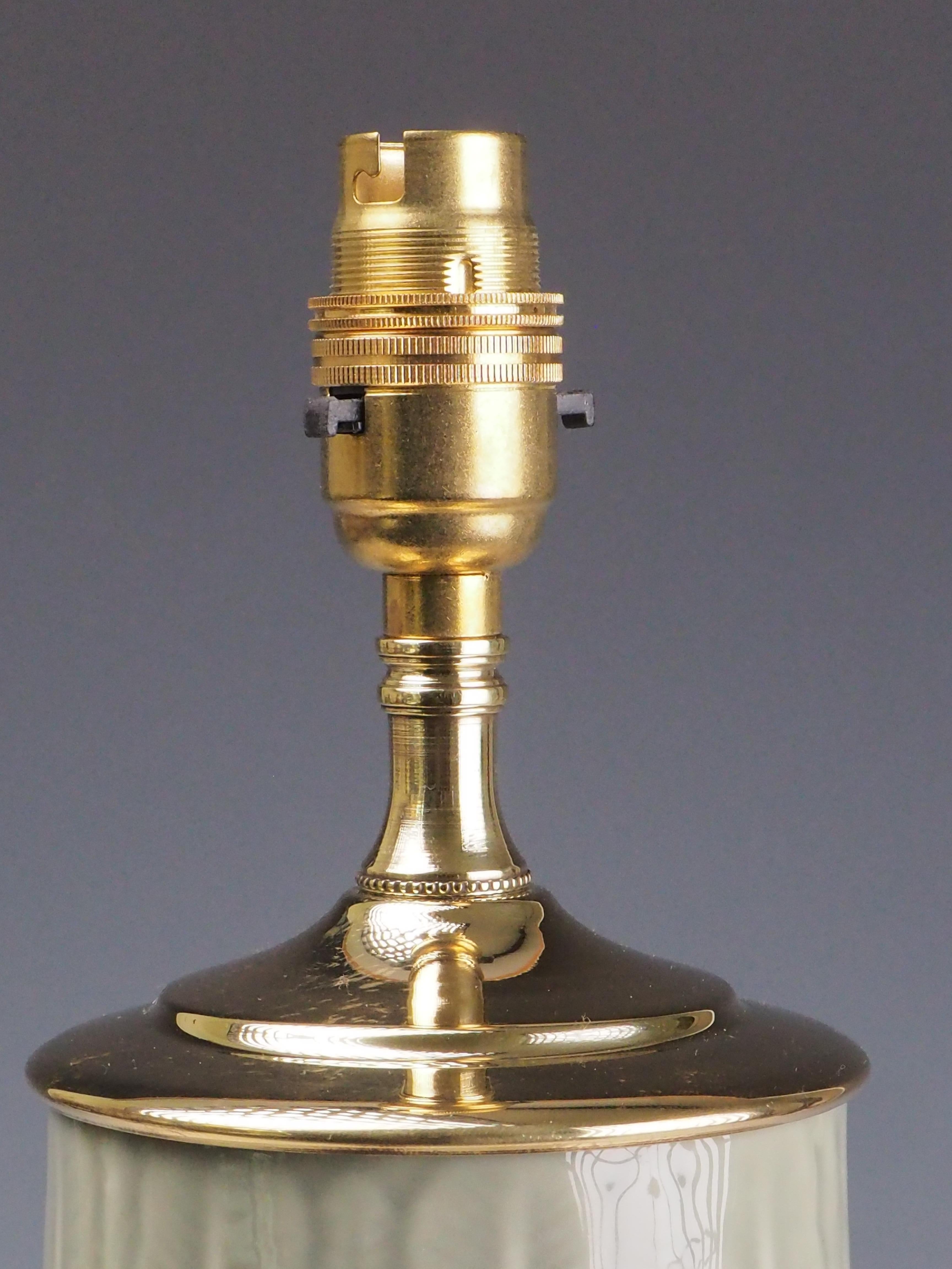Antike Tischlampe aus Celadon-Porzellan - Elegance in Lighting (20. Jahrhundert) im Angebot