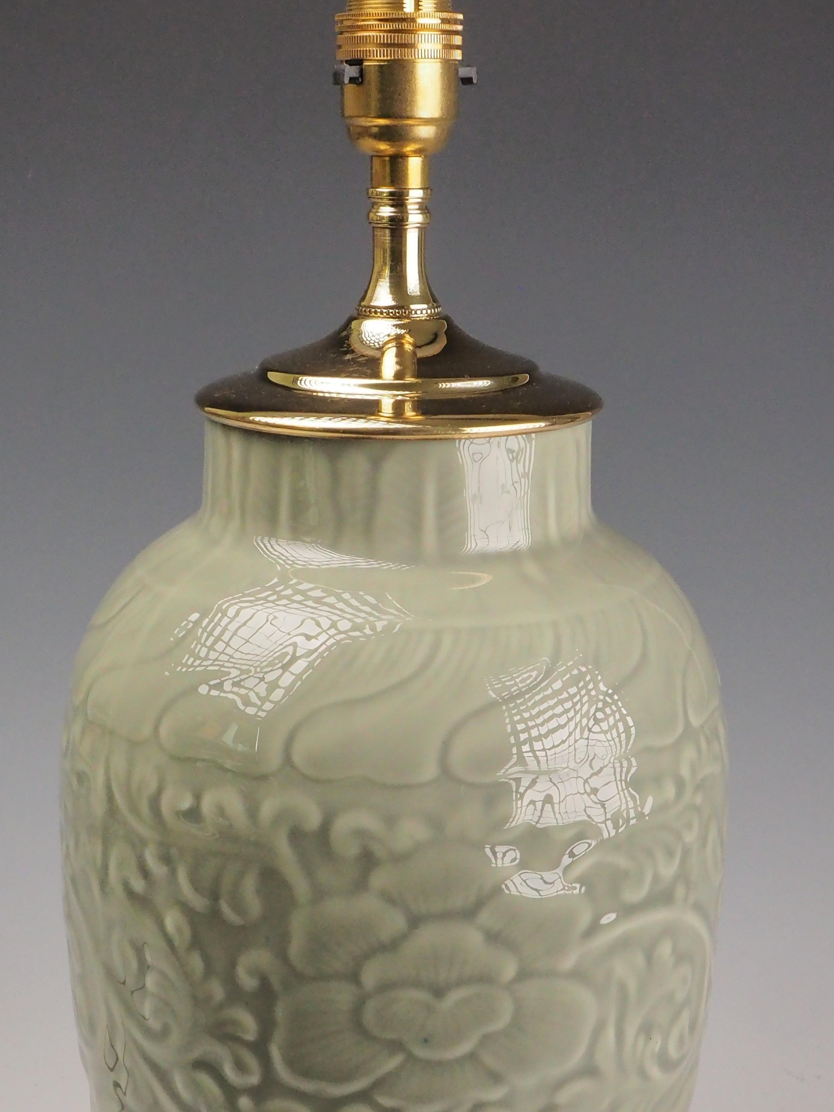 Antike Tischlampe aus Celadon-Porzellan - Elegance in Lighting (Seladon) im Angebot