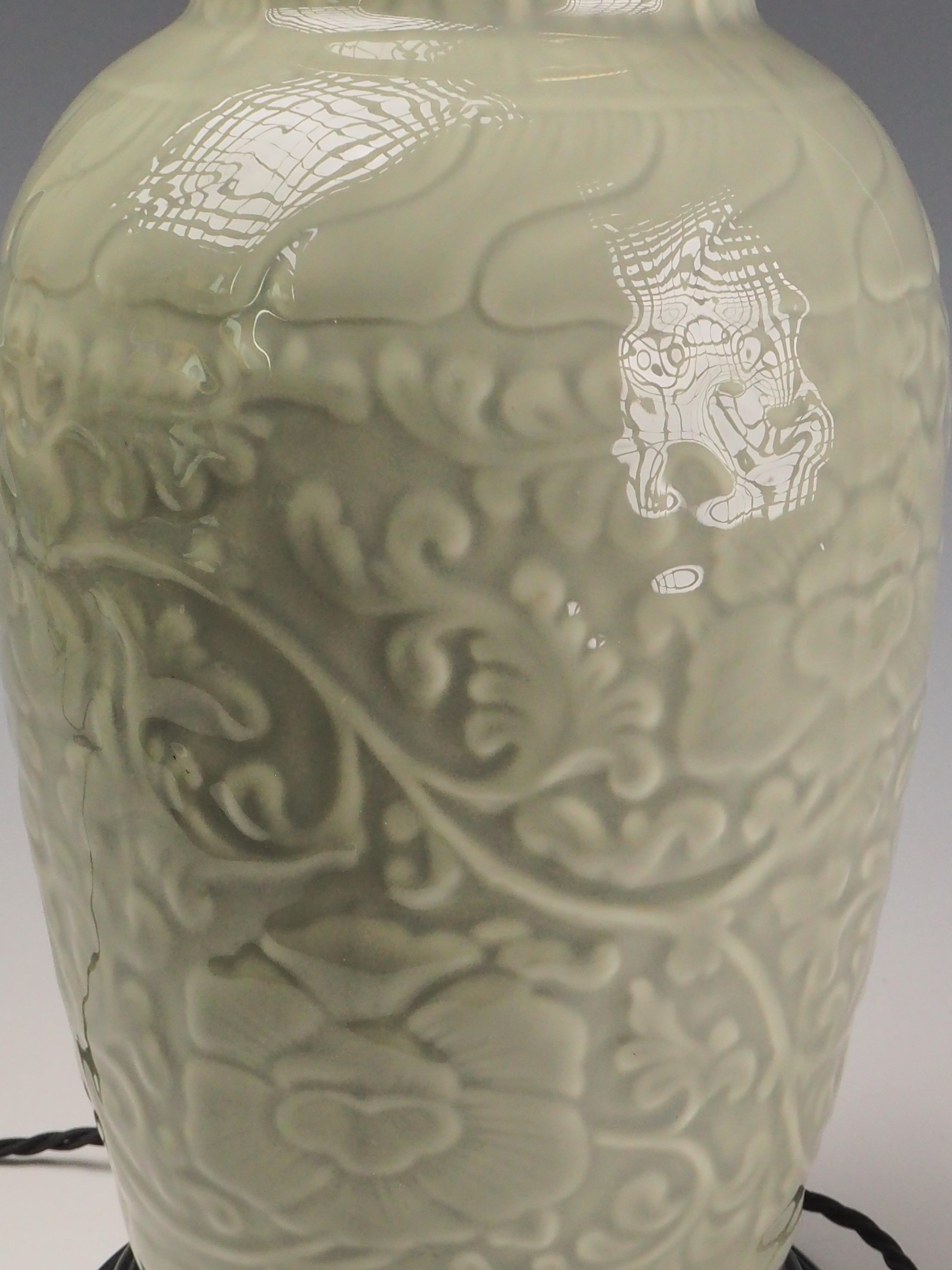 Antike Tischlampe aus Celadon-Porzellan - Elegance in Lighting im Angebot 3