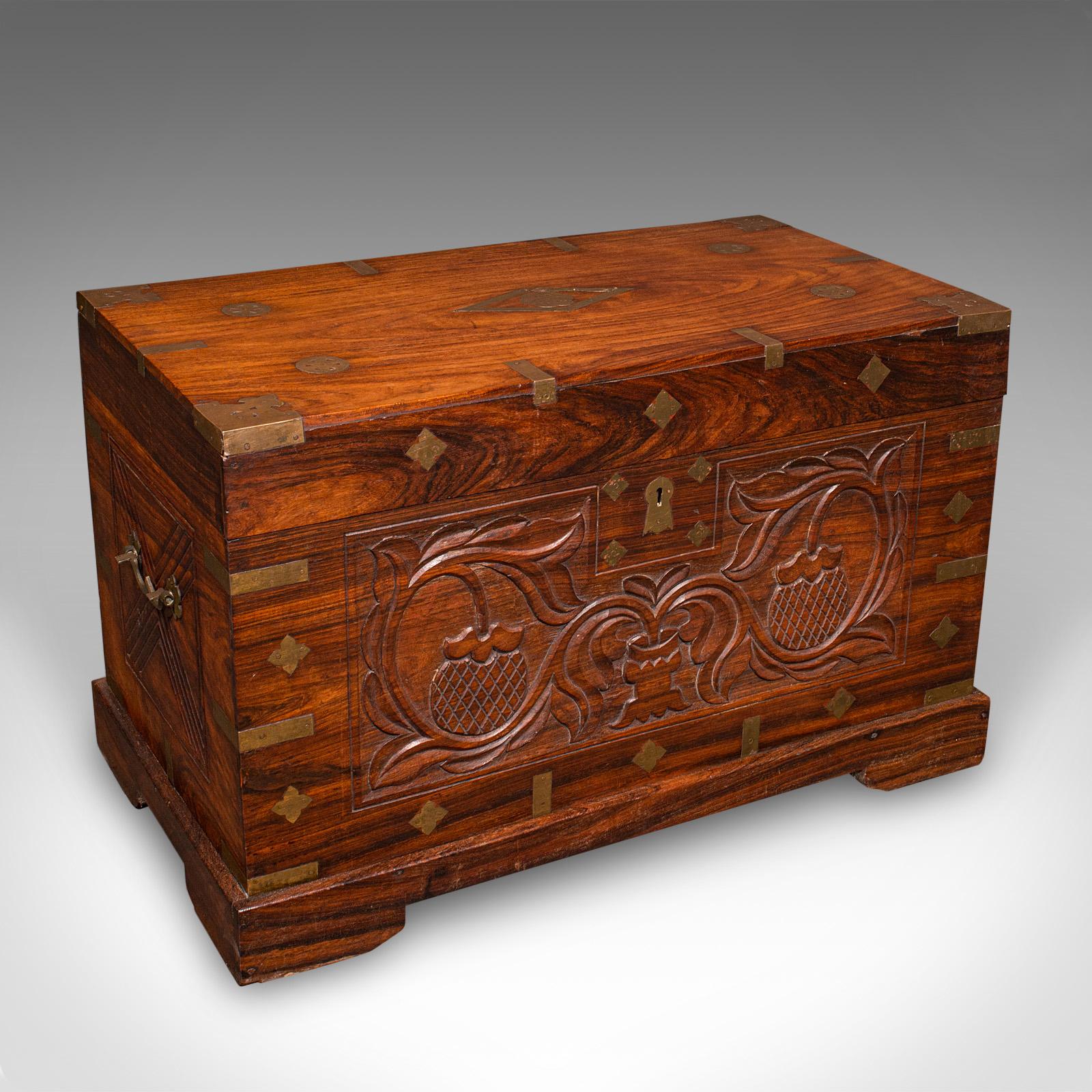 Antike Celebration Chest, Indisch, Teak, Messing, Truhe, Couchtisch, Viktorianisch (Anglo-indisch) im Angebot