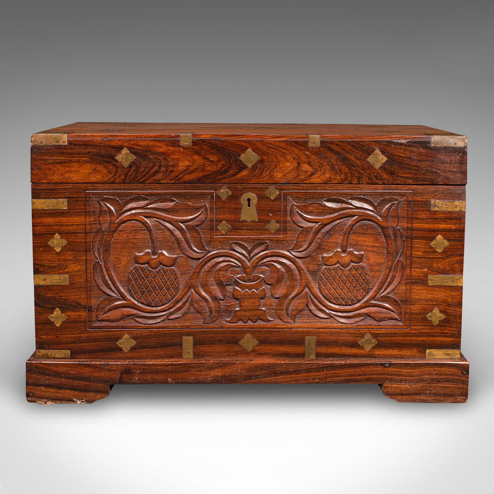 Antike Celebration Chest, Indisch, Teak, Messing, Truhe, Couchtisch, Viktorianisch im Zustand „Gut“ im Angebot in Hele, Devon, GB