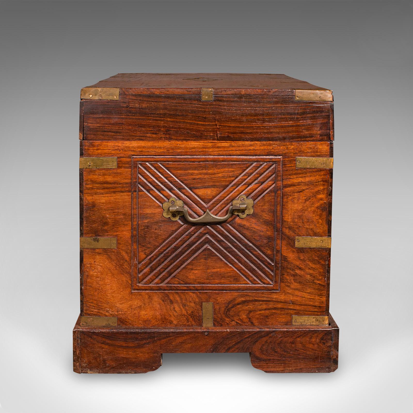 Antike Celebration Chest, Indisch, Teak, Messing, Truhe, Couchtisch, Viktorianisch (20. Jahrhundert) im Angebot