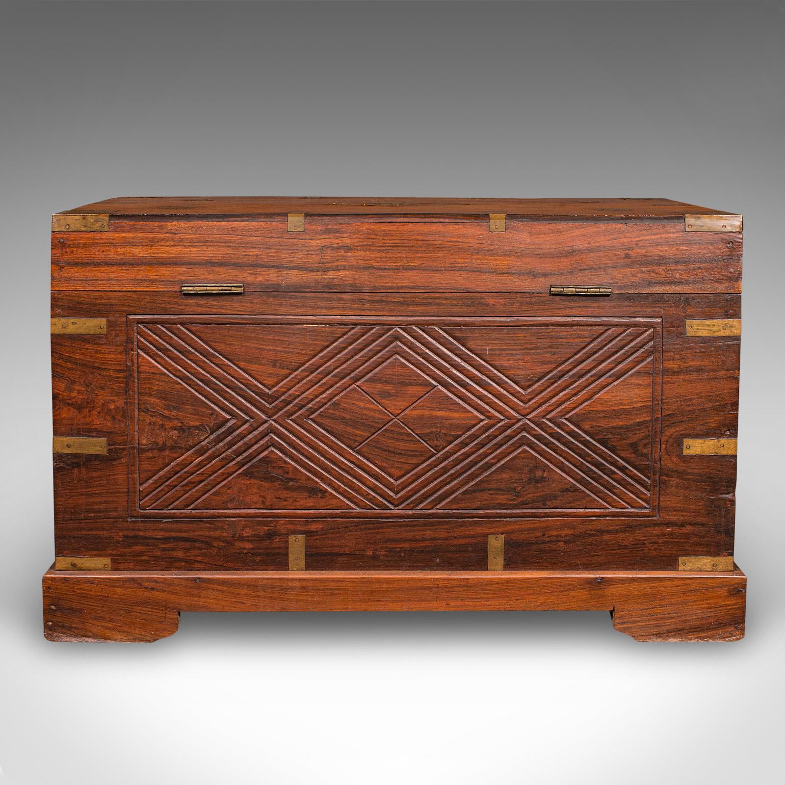 Antike Celebration Chest, Indisch, Teak, Messing, Truhe, Couchtisch, Viktorianisch im Angebot 1