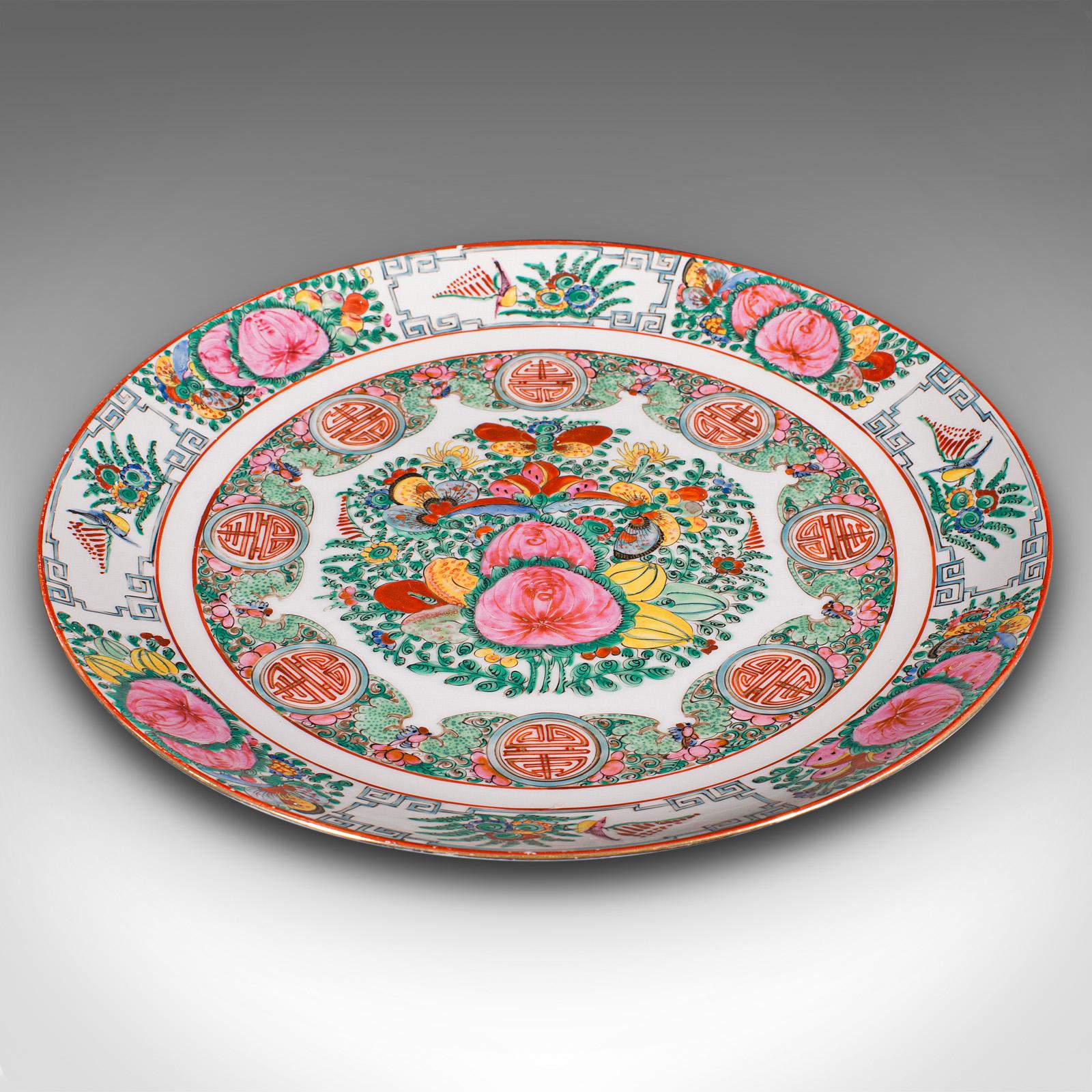 Il s'agit d'une assiette de célébration ancienne. Chargeur décoratif chinois en céramique, datant de la fin de la période victorienne, vers 1900.

Des couleurs exceptionnelles ornent cette charmante assiette décorative
Présente une patine d'usage