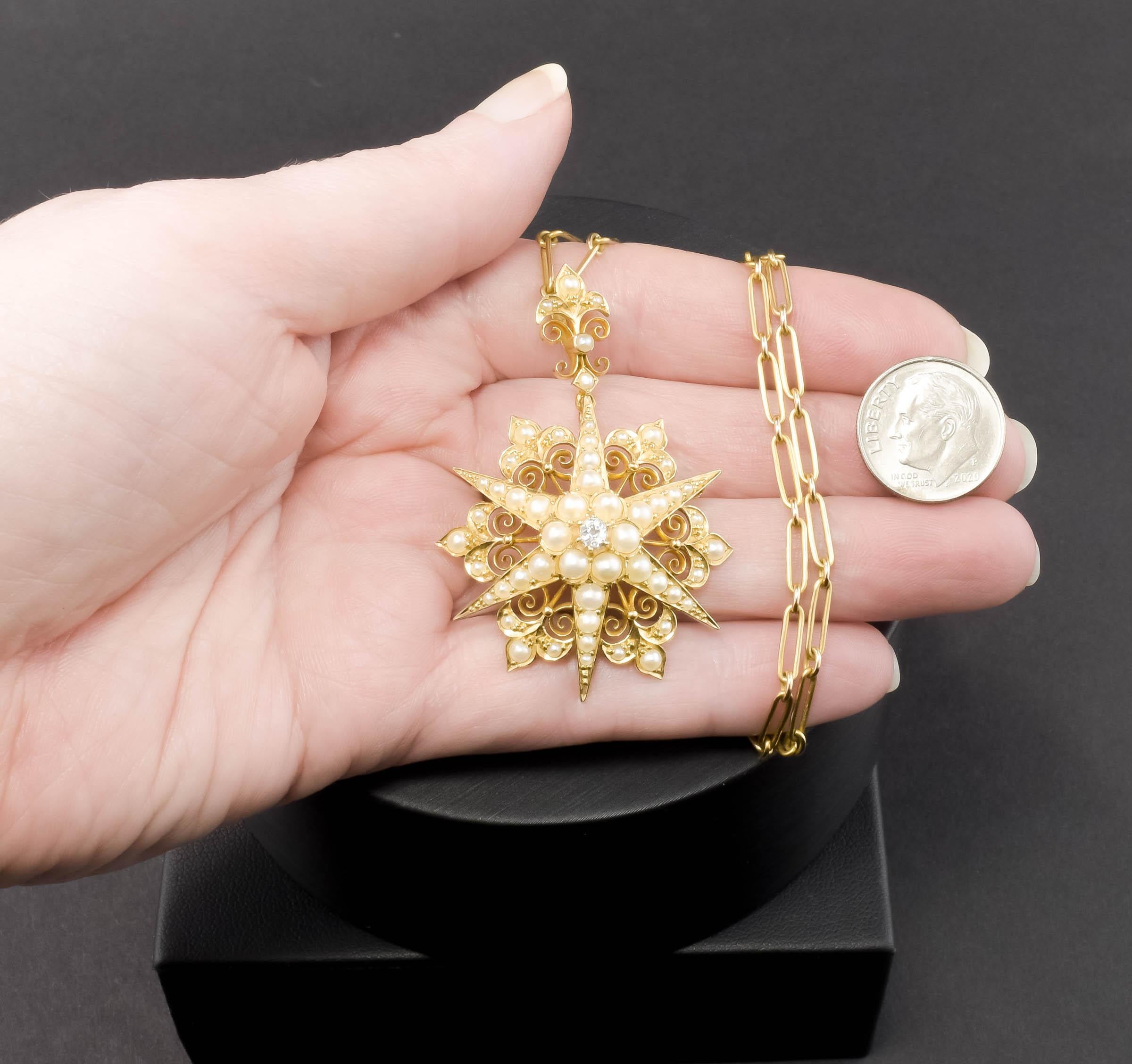 Nous vous proposons un pendentif, une broche et un collier à thème céleste en or ancien magnifiquement détaillés, présentés dans un coffret d'époque.  Je pense qu'il date de l'époque victorienne, bien qu'il y ait une inscription ajoutée (plus tard)