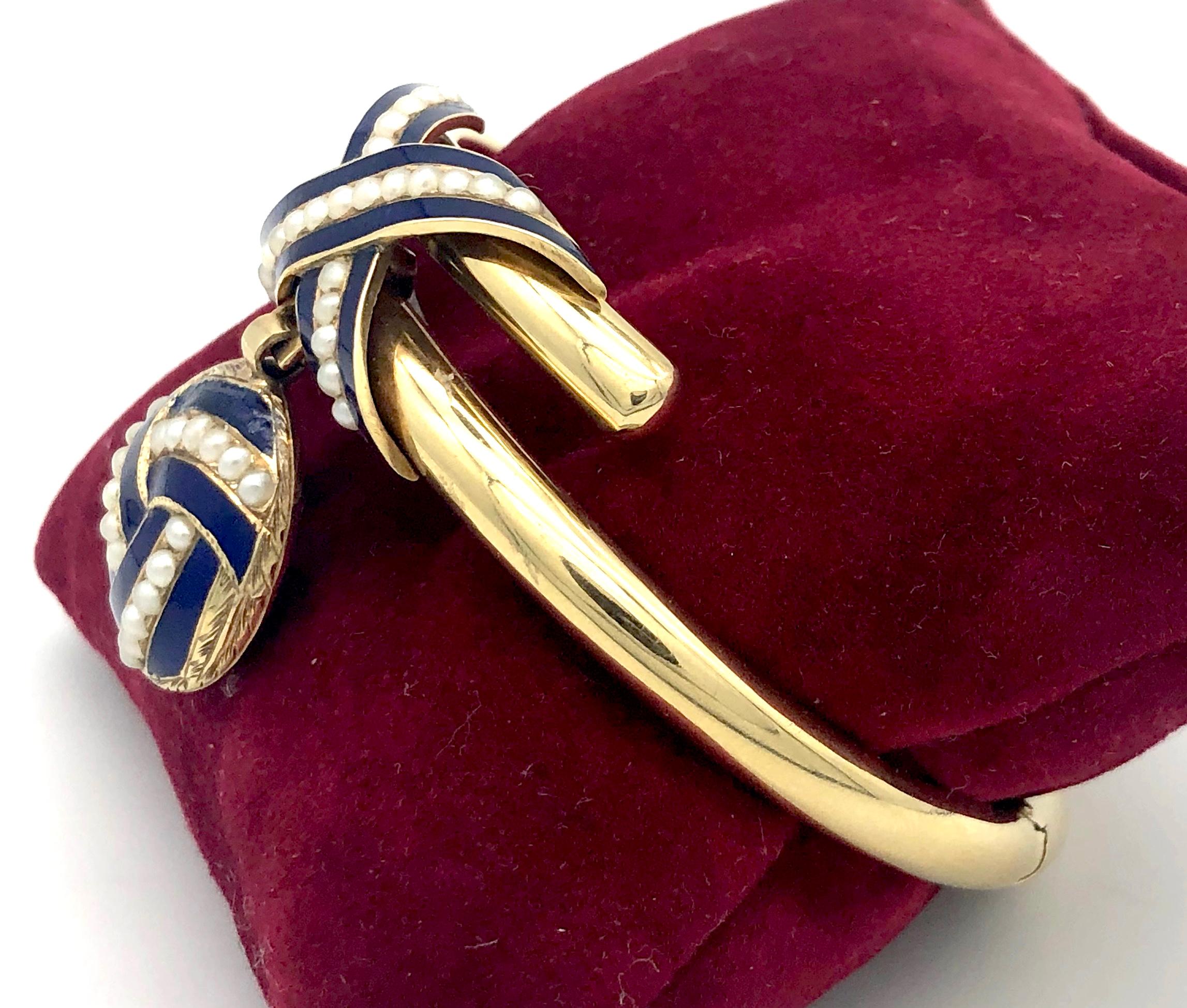 Perle Bracelet ancien en or 15 carats avec pendentif en forme de nœud d'éternité celtique et perles d'Orient en vente