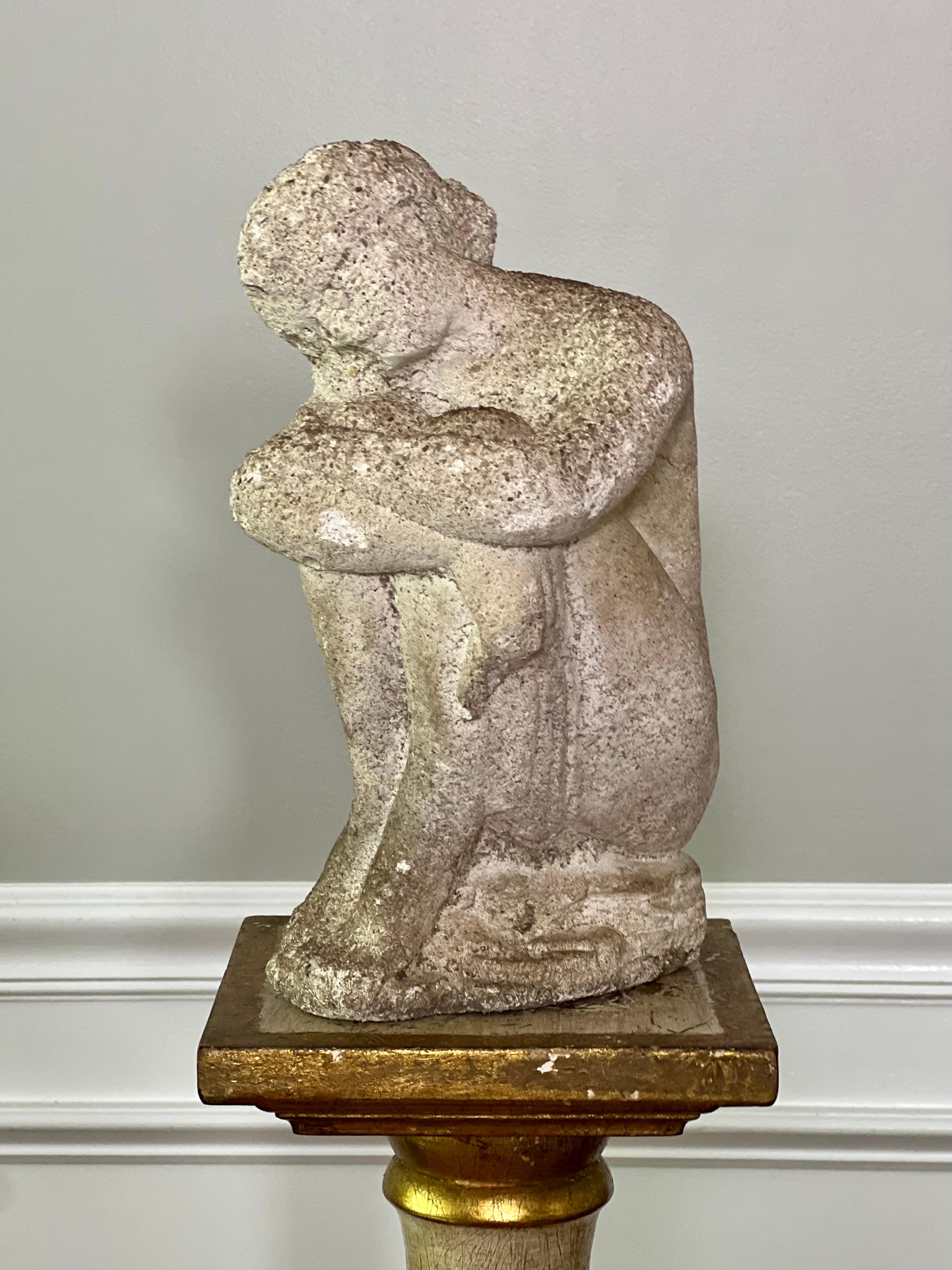 Graziosa statua da giardino in cemento massiccio, antica e danneggiata dalle intemperie, raffigurante una donna in posa pensierosa, risalente al 1890-1910 circa.  Probabilmente inglese, mostra la patina di molti anni trascorsi in un giardino