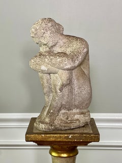 Estatua antigua de cemento de una mujer en pose pensativa