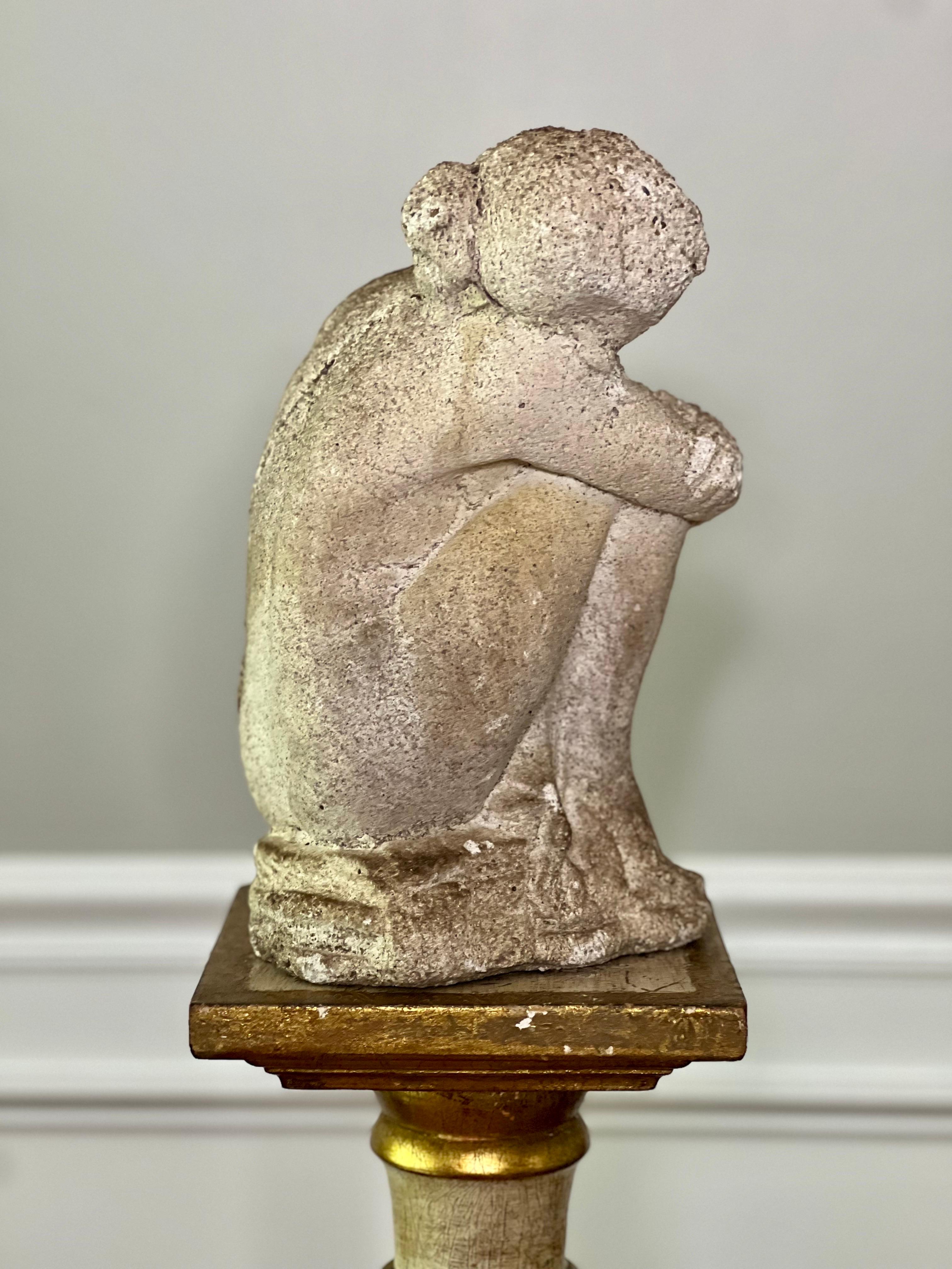 Inglese Statua antica in cemento di una donna in posa pensierosa in vendita