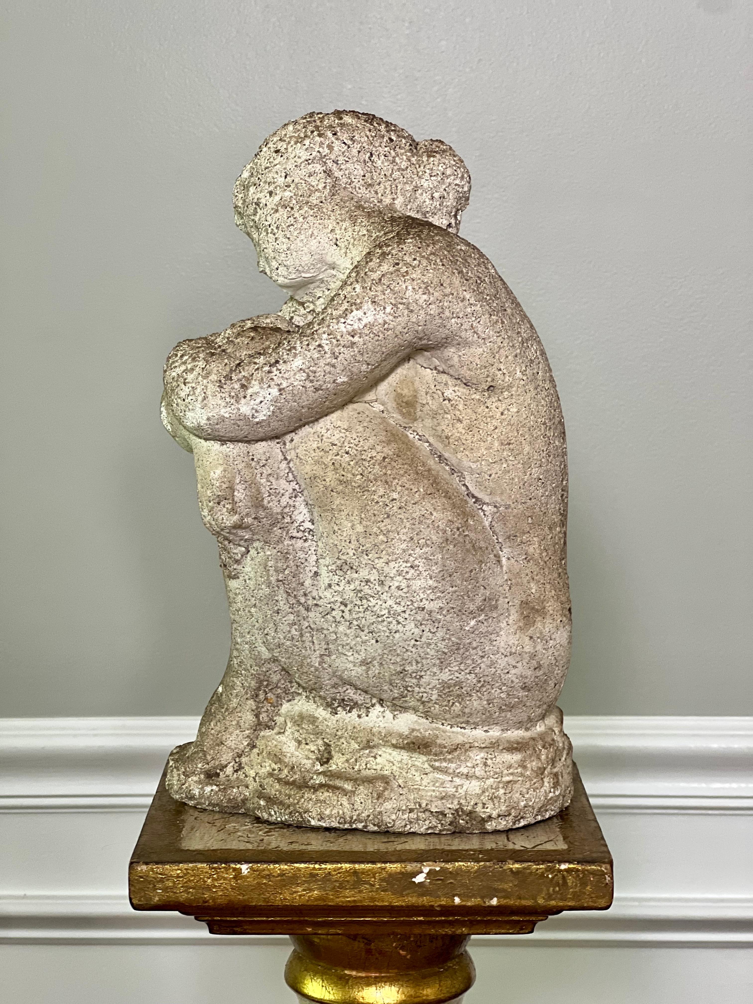 Statua antica in cemento di una donna in posa pensierosa In condizioni buone in vendita a Doylestown, PA