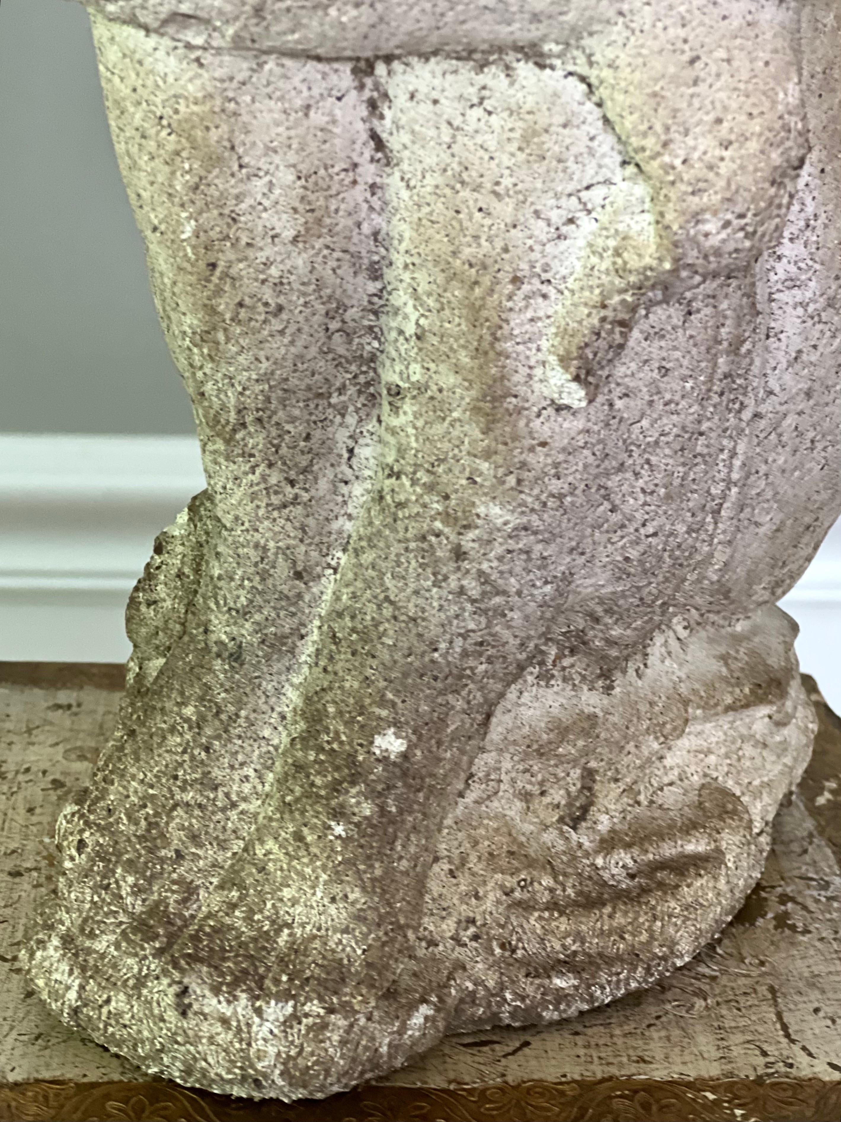 Cemento Statua antica in cemento di una donna in posa pensierosa in vendita