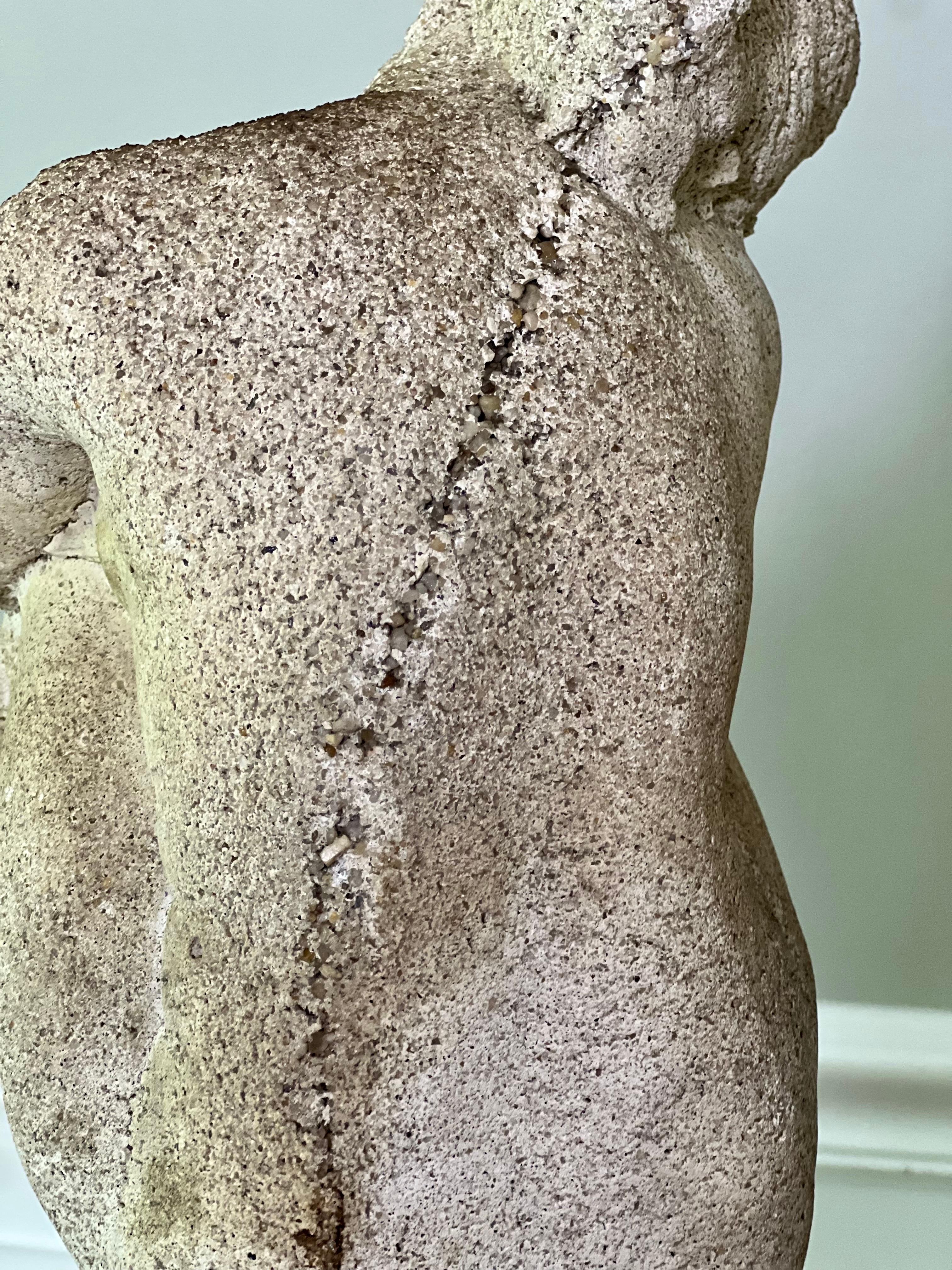 Statua antica in cemento di una donna in posa pensierosa in vendita 1