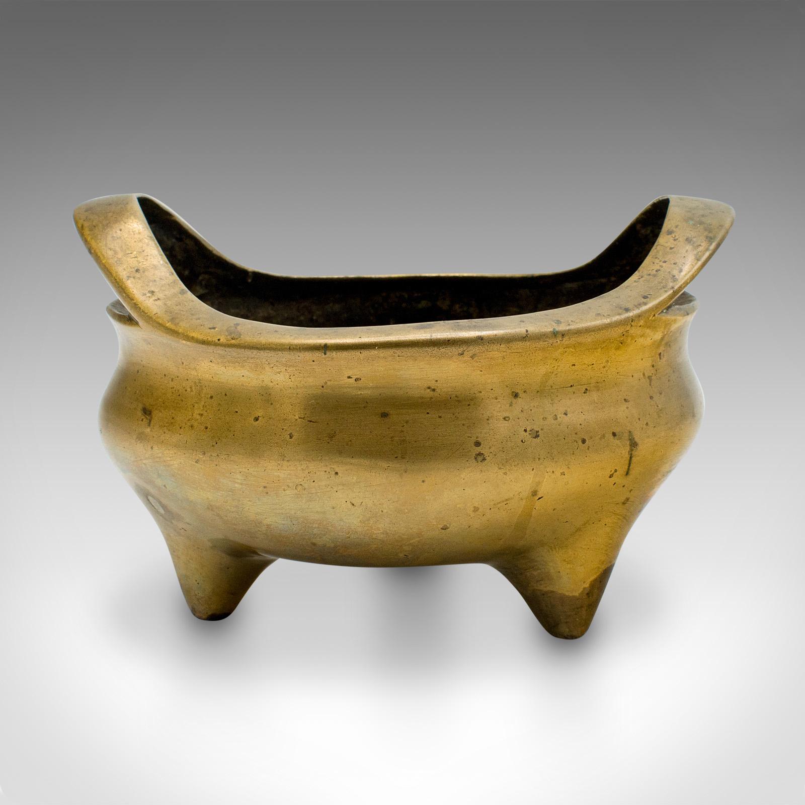 Il s'agit d'un encensoir ancien. Brûleur d'encens, coupe ou plat de libation chinois en bronze, datant du début de l'époque victorienne, vers 1850.

Agréable au toucher et de forme attrayante
Présente une patine d'usage désirable et est en bon
