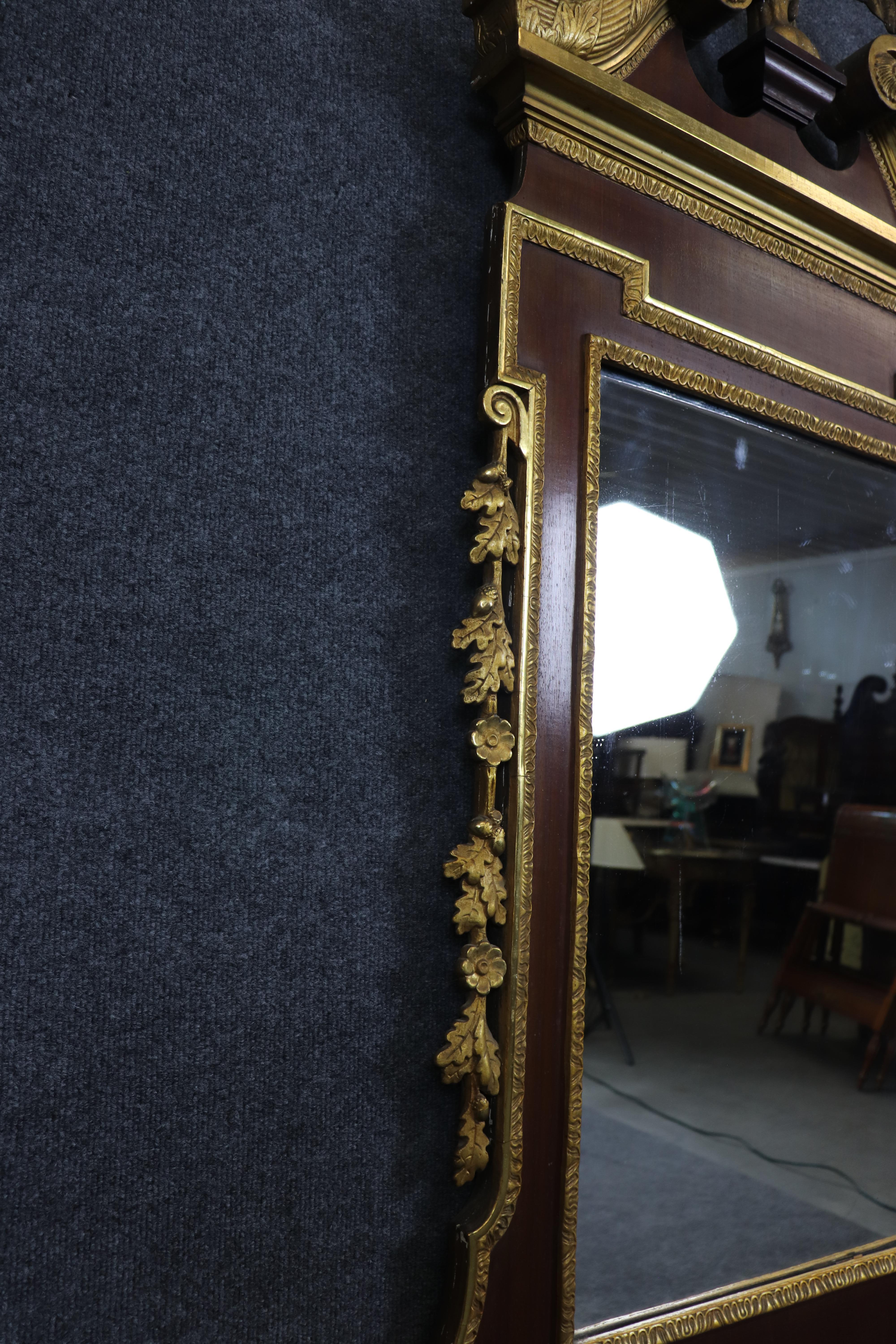 Antique miroir mural fédéral américain du centenaire, sculpté d'un aigle et en acajou doré en vente 3